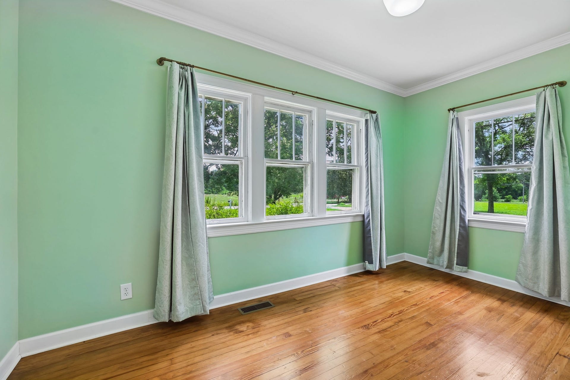 186 Sulphur Springs Rd, Shelbyville, TN 37160 One of the secondary bedrooms with loads of windows and solid flooring! 186 Sulphur Springs Rd, Shelbyville, TN 37160