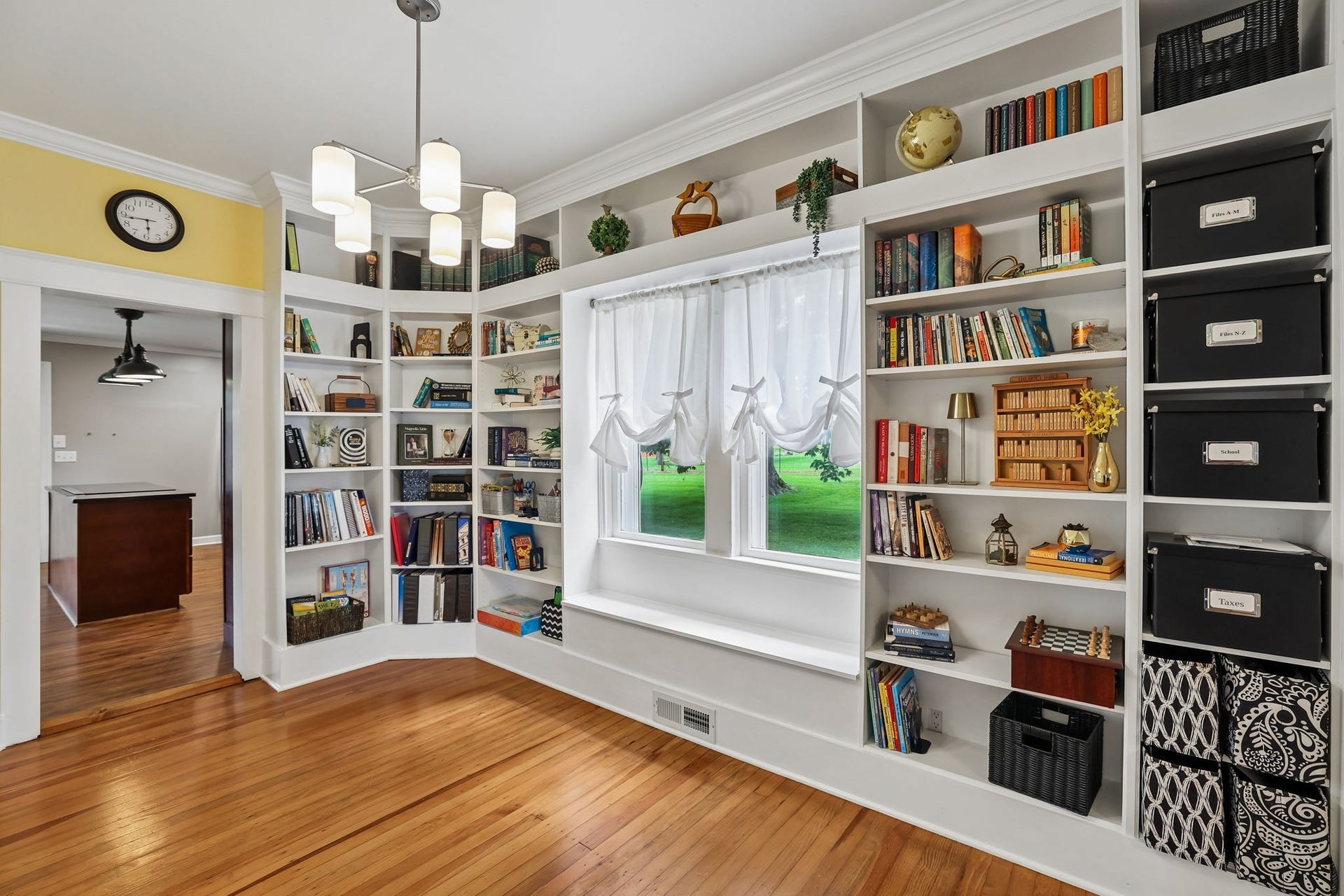 186 Sulphur Springs Rd, Shelbyville, TN 37160 Built-ins and a double window make this a great space for a home office or library! 186 Sulphur Springs Rd, Shelbyville, TN 37160