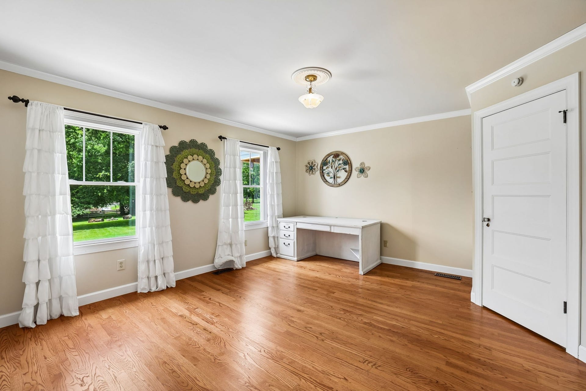 186 Sulphur Springs Rd, Shelbyville, TN 37160 Your spacious primary suite offers a lit built-in cabinet, private spa bath, and walk in closet! 186 Sulphur Springs Rd, Shelbyville, TN 37160