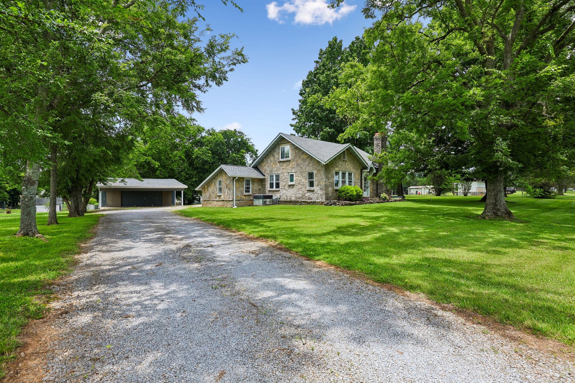 186 Sulphur Springs Rd, Shelbyville, TN 37160 Plenty of extra parking for guests! 186 Sulphur Springs Rd, Shelbyville, TN 37160