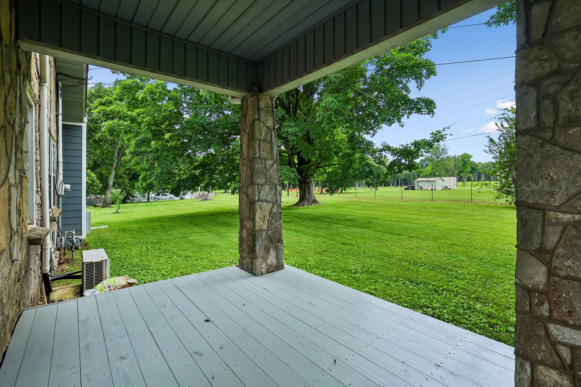 186 Sulphur Springs Rd, Shelbyville, TN 37160 Front covered porch! 186 Sulphur Springs Rd, Shelbyville, TN 37160