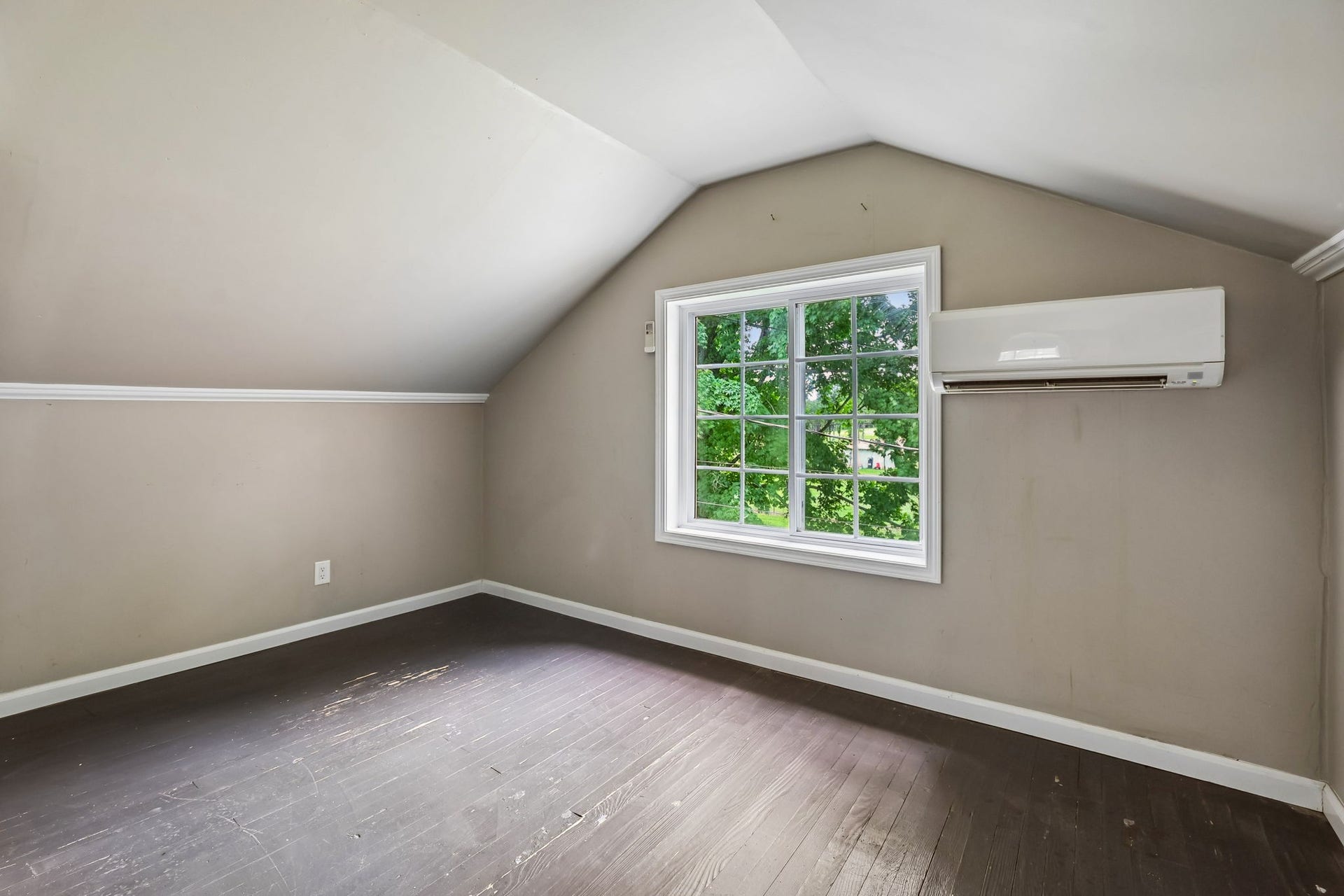 186 Sulphur Springs Rd, Shelbyville, TN 37160 A second upstairs room has its own heating/cooling unit! 186 Sulphur Springs Rd, Shelbyville, TN 37160