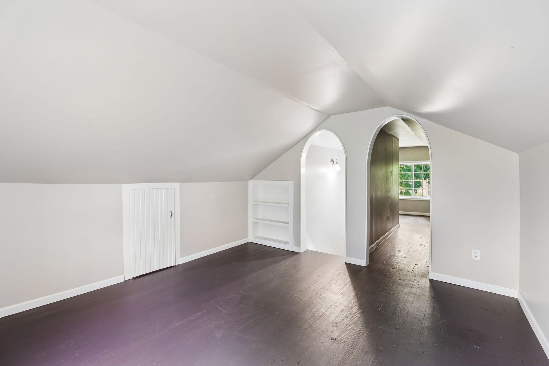186 Sulphur Springs Rd, Shelbyville, TN 37160 Second level has solid flooring, built-in, closet space and arched doorways! 186 Sulphur Springs Rd, Shelbyville, TN 37160
