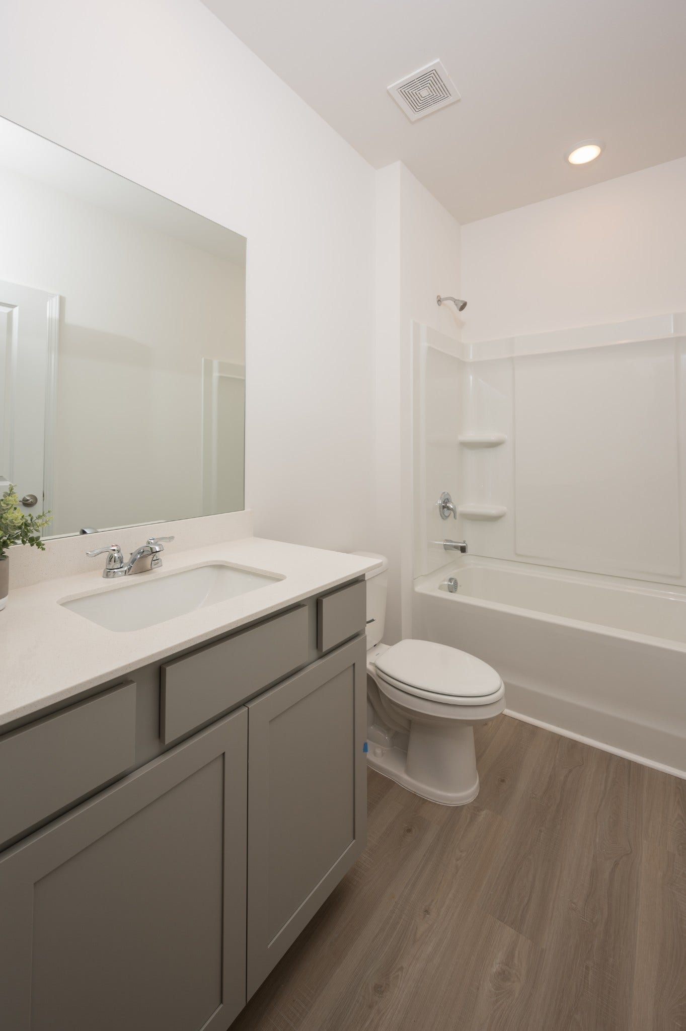 3206 Hearth Hollow Rd, Columbia, TN 38401 Upstairs full bathroom - 3 of 3 full baths