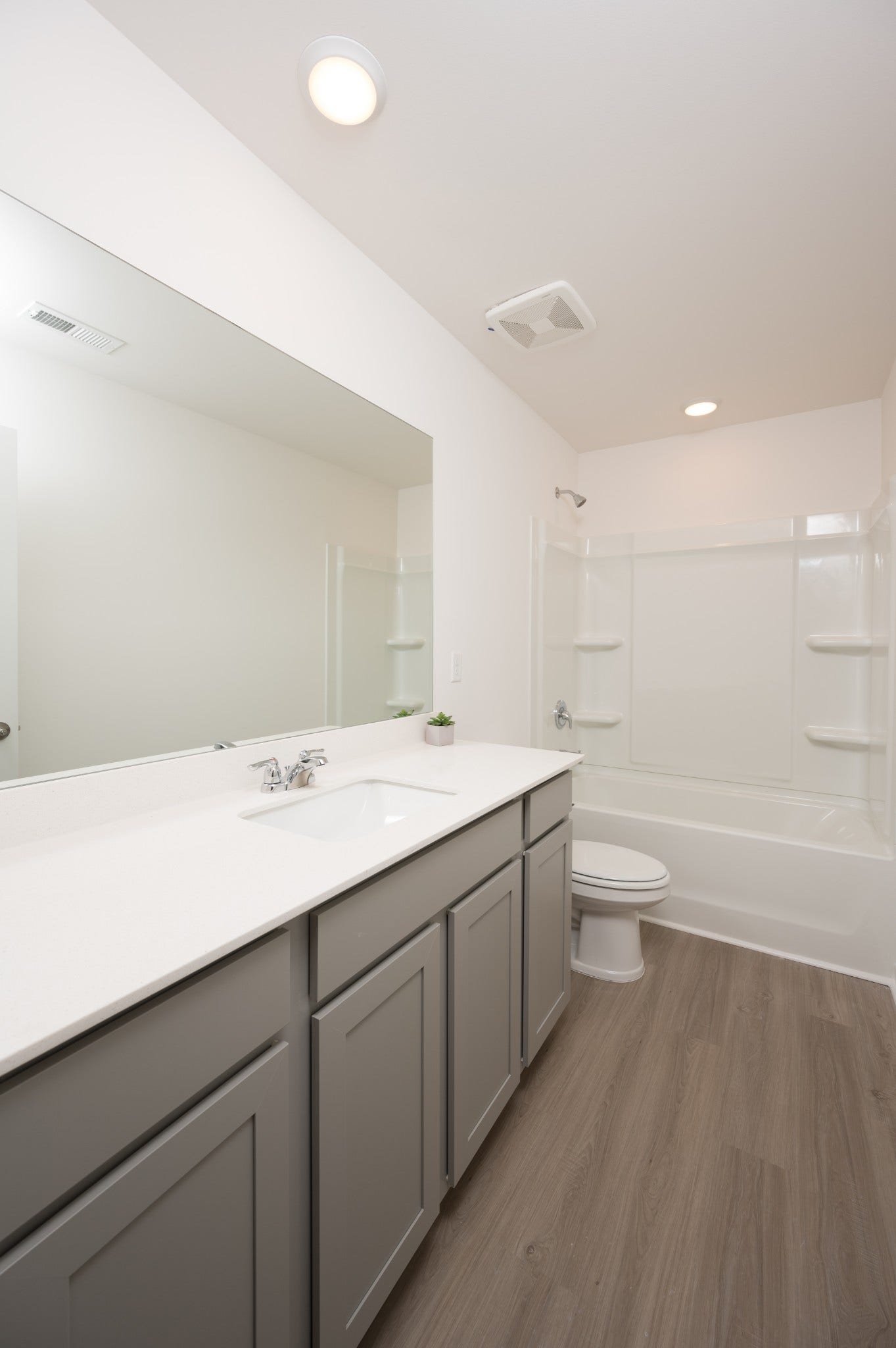 3206 Hearth Hollow Rd, Columbia, TN 38401 Full bath on main level near main-level guest bedroom