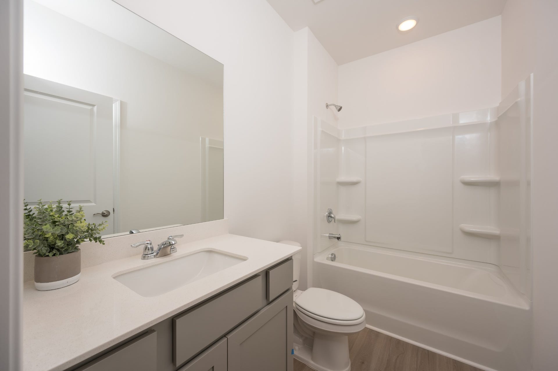 3206 Hearth Hollow Rd, Columbia, TN 38401 Upstairs full bathroom - 3 of 3 full baths