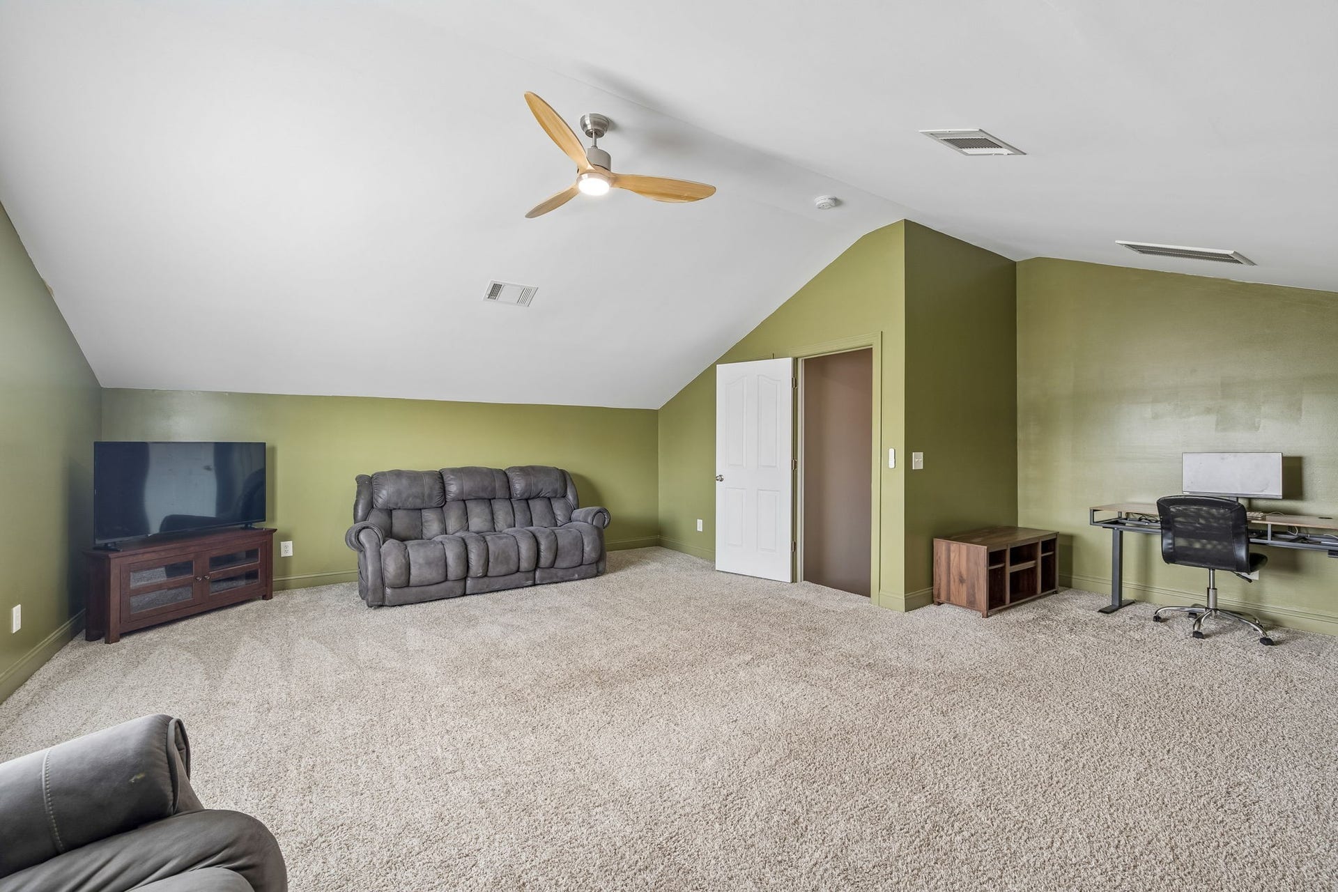 3444 Blaze Dr, Murfreesboro, TN 37128 Room for Movie Nights, Playroom or small business