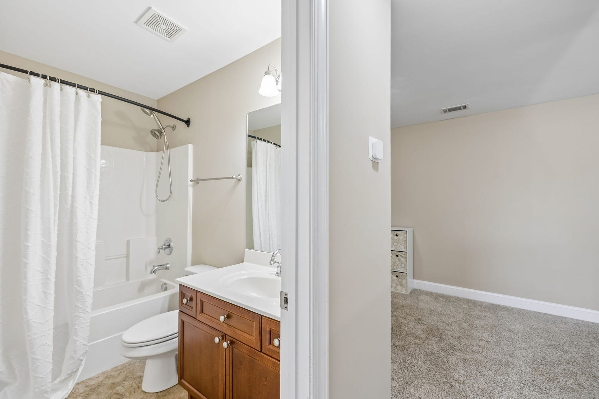3444 Blaze Dr, Murfreesboro, TN 37128 Full Bath located between nook and bedroom
