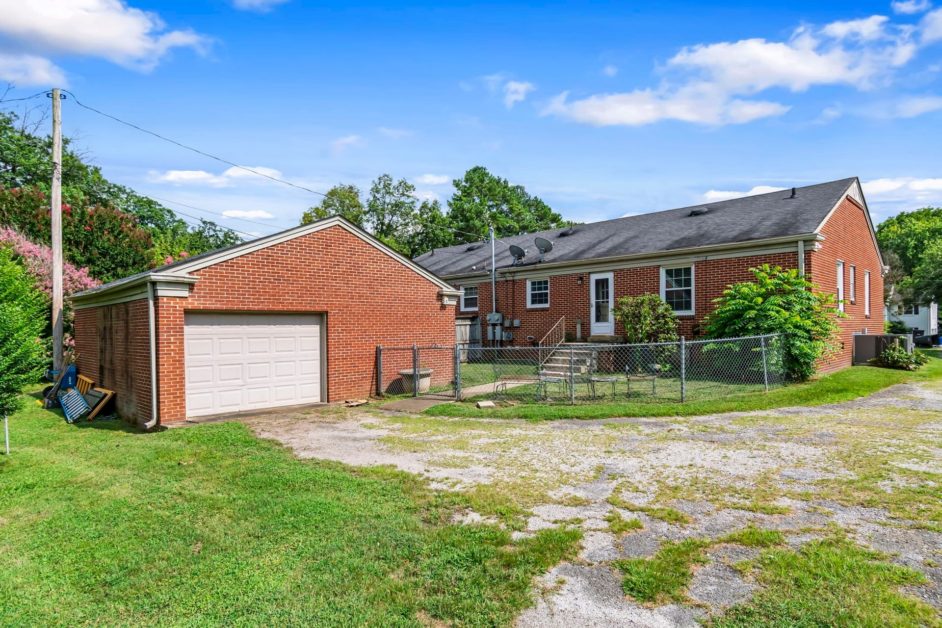 1102 Hiwassee Dr, Columbia, TN 38401 1102 Hiwassee Dr, Columbia, TN 38401