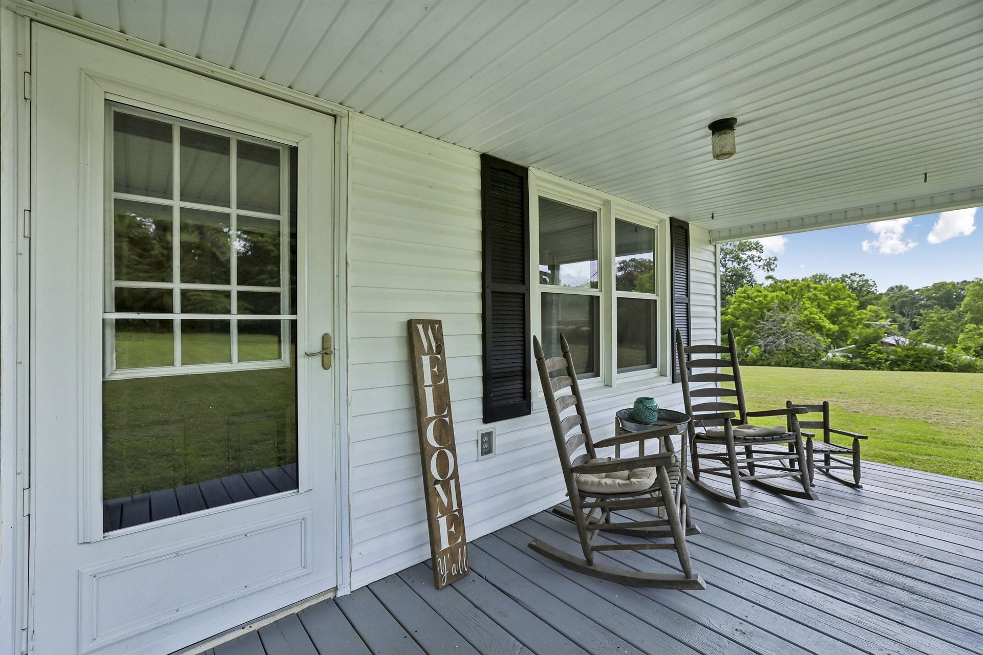 2420 Hawkersmith Rd, Manchester, TN 37355 Wide, covered front porch! 2420 Hawkersmith Rd, Manchester, TN 37355