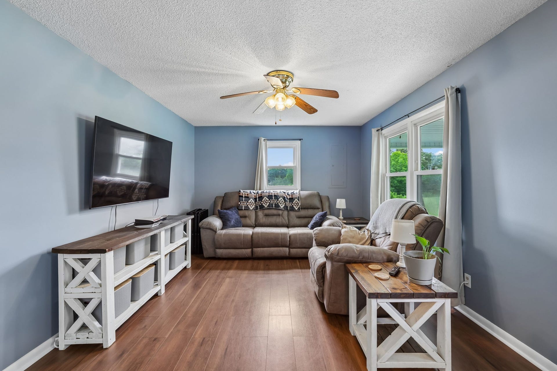 2420 Hawkersmith Rd, Manchester, TN 37355 Living area is light and bright and has a ceiling fan. 2420 Hawkersmith Rd, Manchester, TN 37355