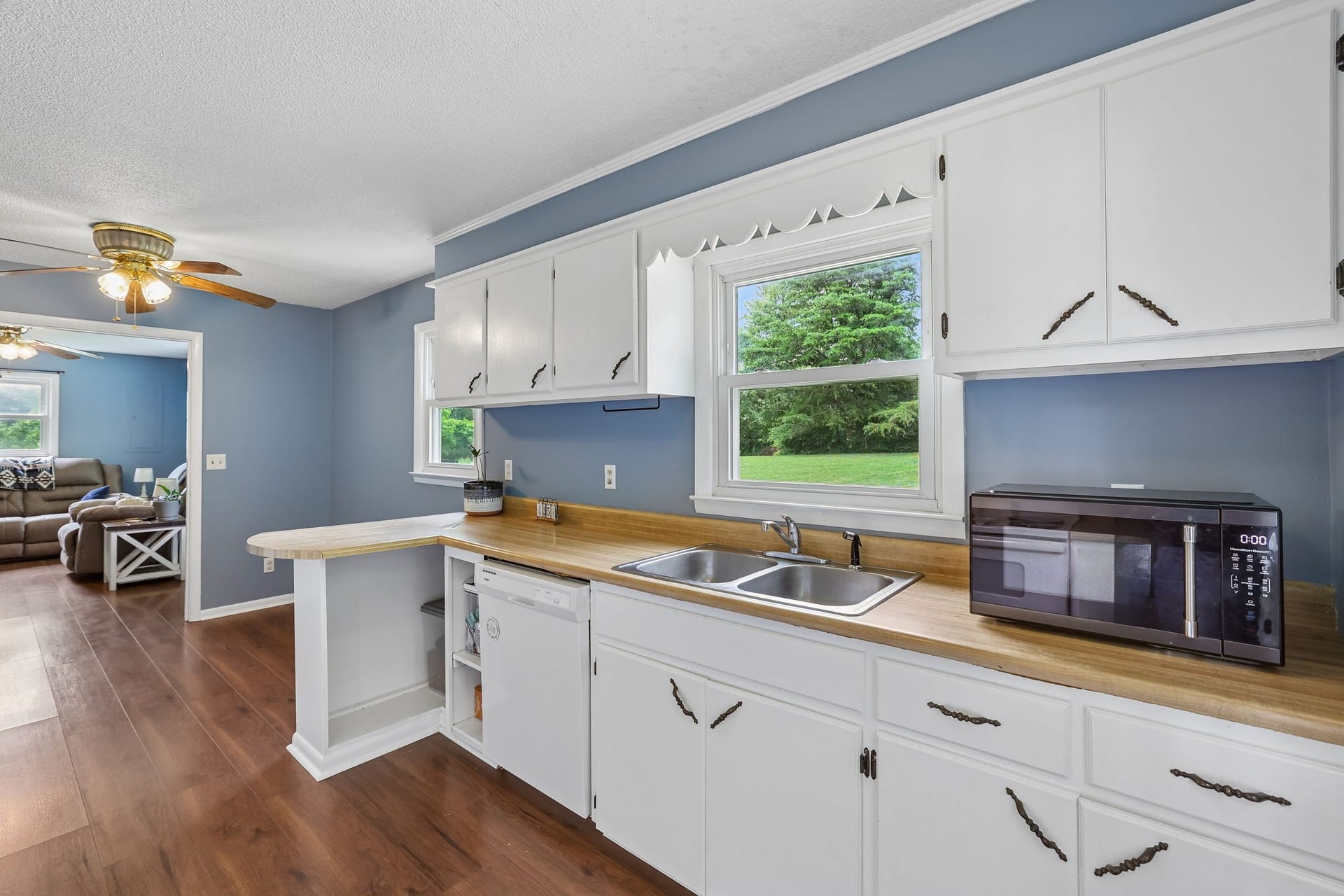2420 Hawkersmith Rd, Manchester, TN 37355 Your eat in kitchen is well lit with natural light! 2420 Hawkersmith Rd, Manchester, TN 37355