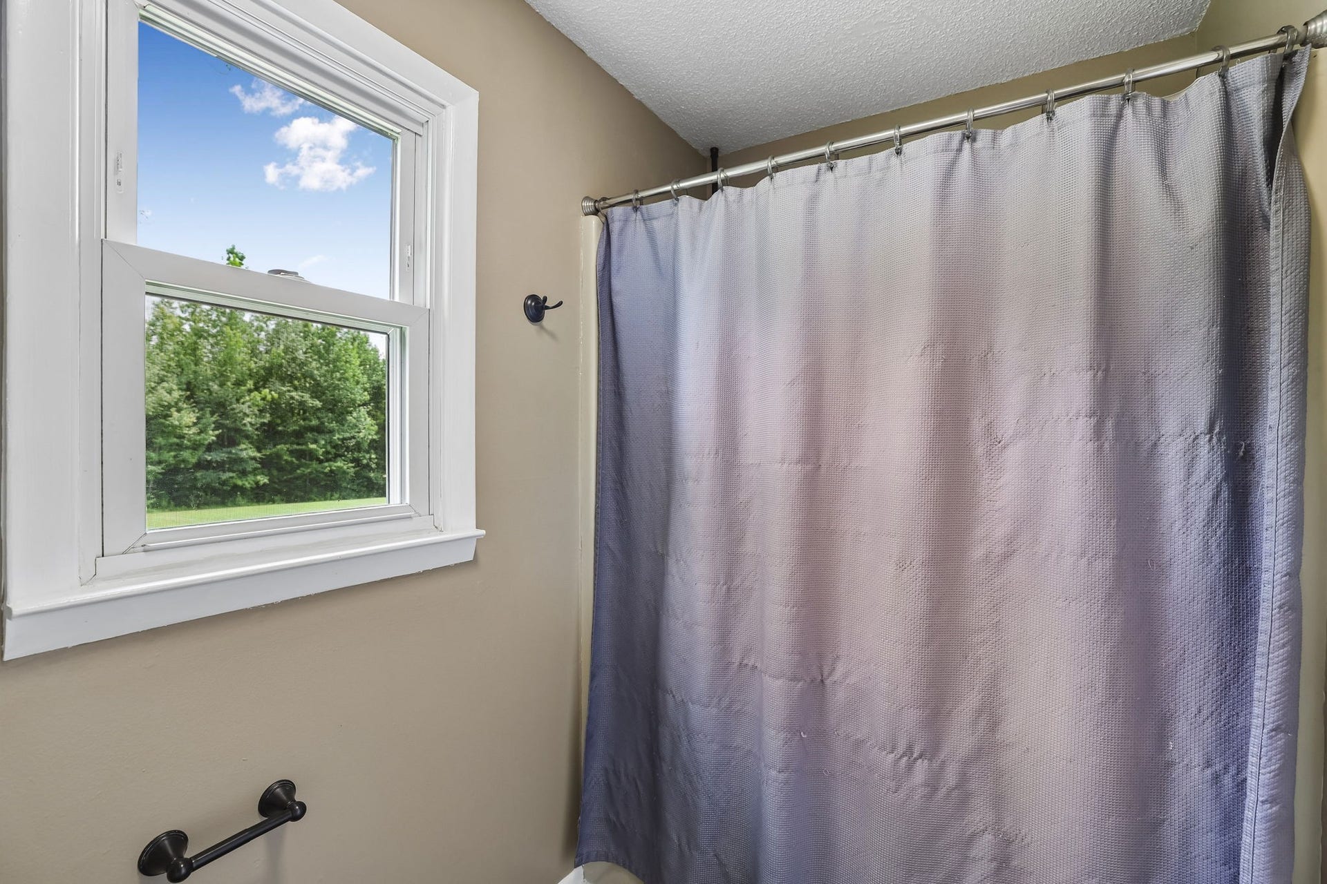 2420 Hawkersmith Rd, Manchester, TN 37355 Tub/shower combo in this spacious bath! 2420 Hawkersmith Rd, Manchester, TN 37355
