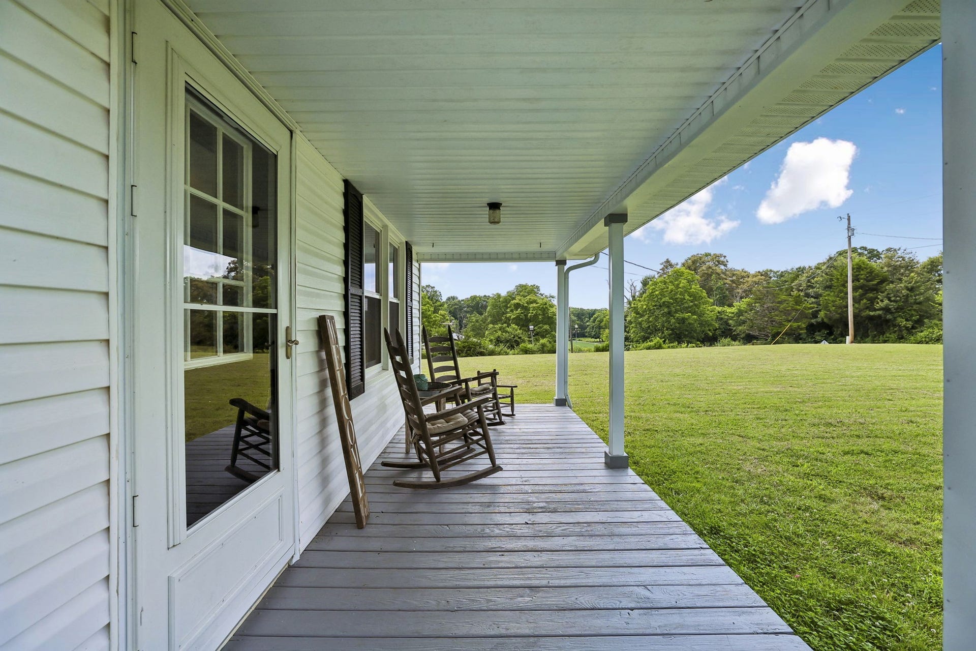 2420 Hawkersmith Rd, Manchester, TN 37355 The perfect spot to relax with your morning coffee! 2420 Hawkersmith Rd, Manchester, TN 37355