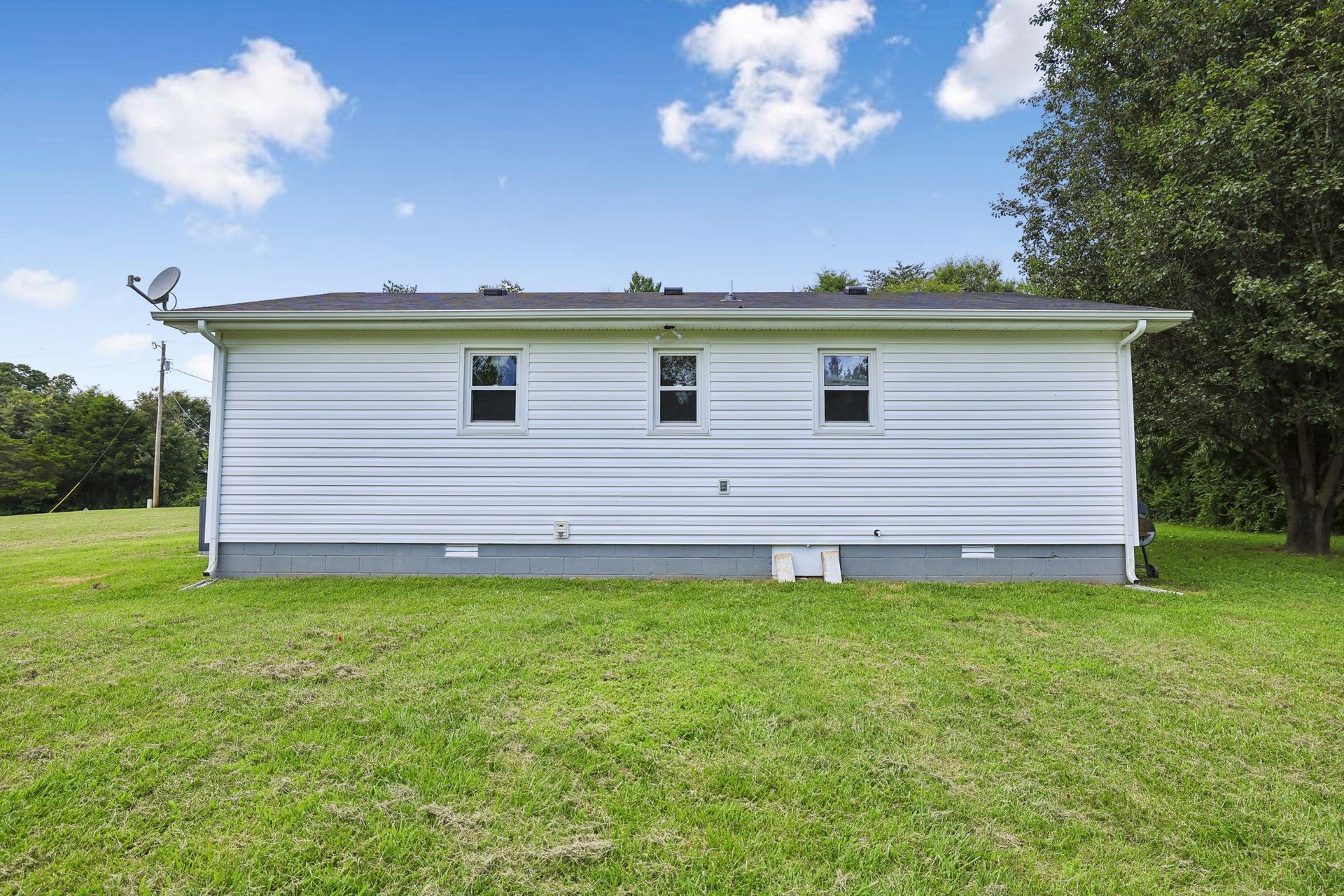 2420 Hawkersmith Rd, Manchester, TN 37355 Home on city water plus a well that you can use for watering your grass and garden! 2420 Hawkersmith Rd, Manchester, TN 37355