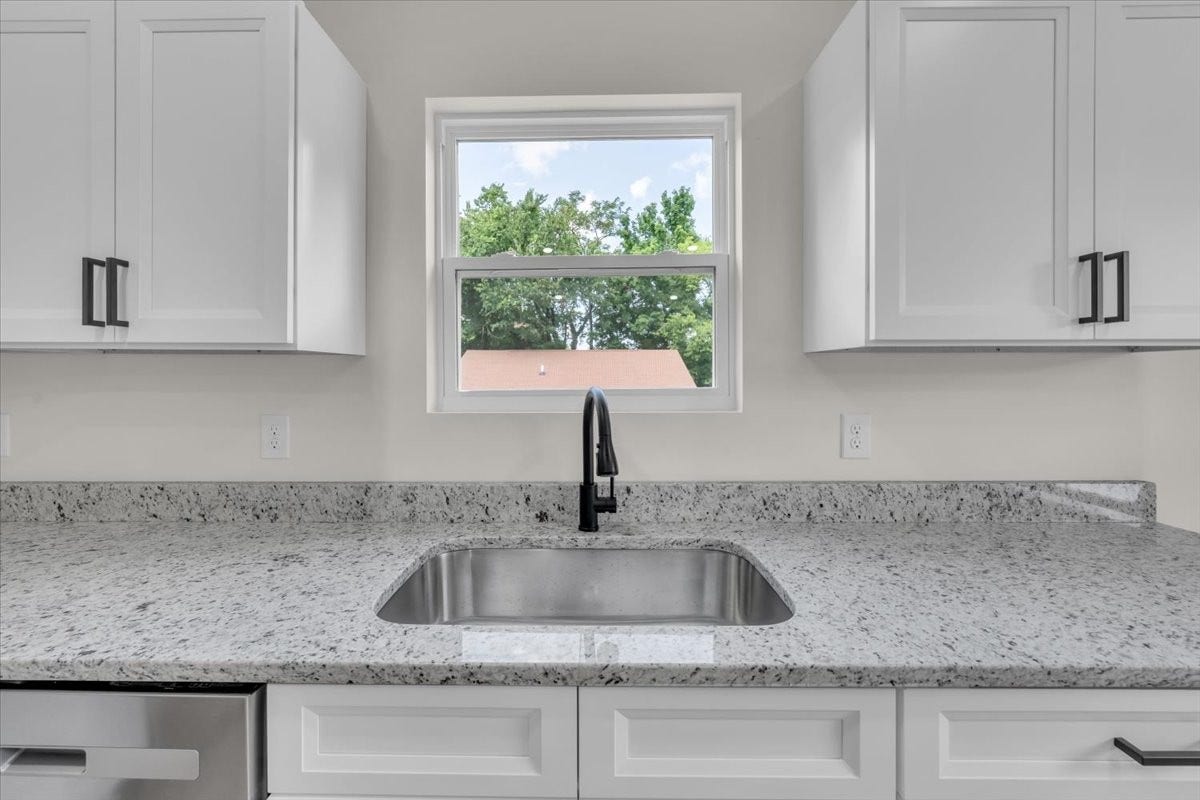 104 Pratts Aly, Columbia, TN 38401 Modern finishes throughout!