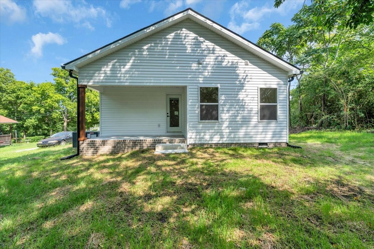 104 Pratts Aly, Columbia, TN 38401 Great covered porch on the back!