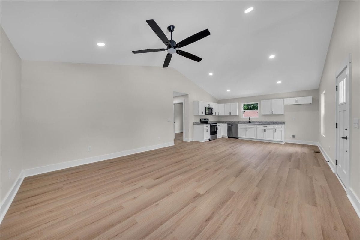 104 Pratts Aly, Columbia, TN 38401 Vaulted ceilings!