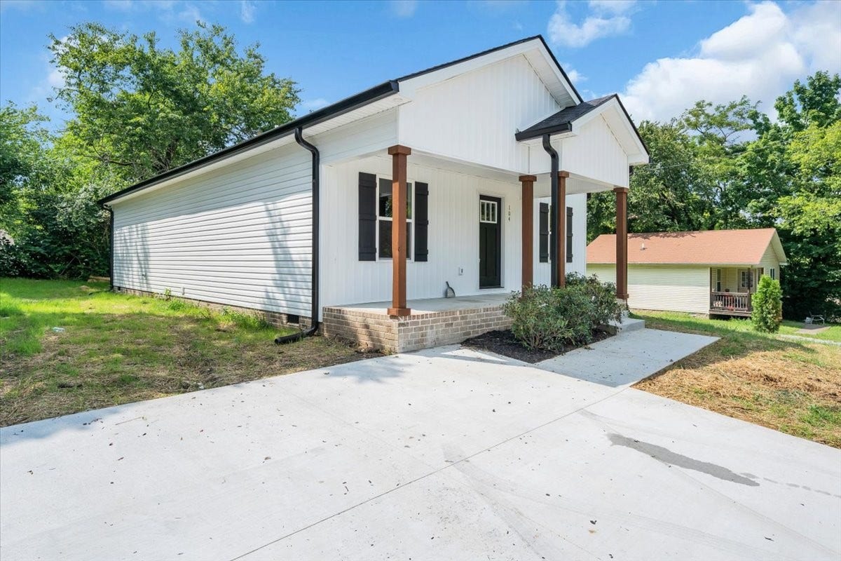 104 Pratts Aly, Columbia, TN 38401 Nice paved driveway!