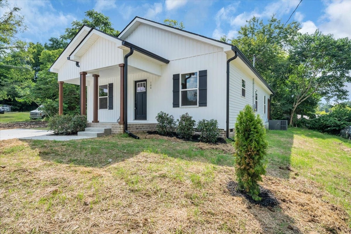 104 Pratts Aly, Columbia, TN 38401 Landscaped!