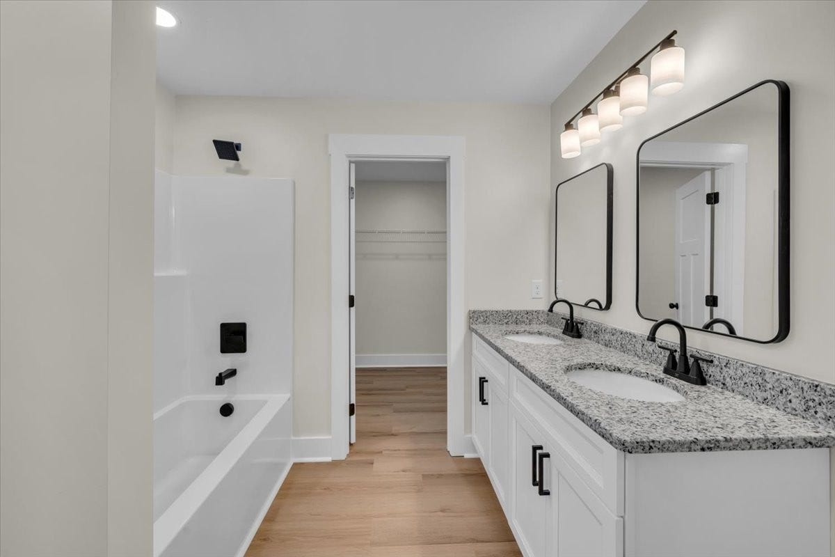104 Pratts Aly, Columbia, TN 38401 Primary bathroom!