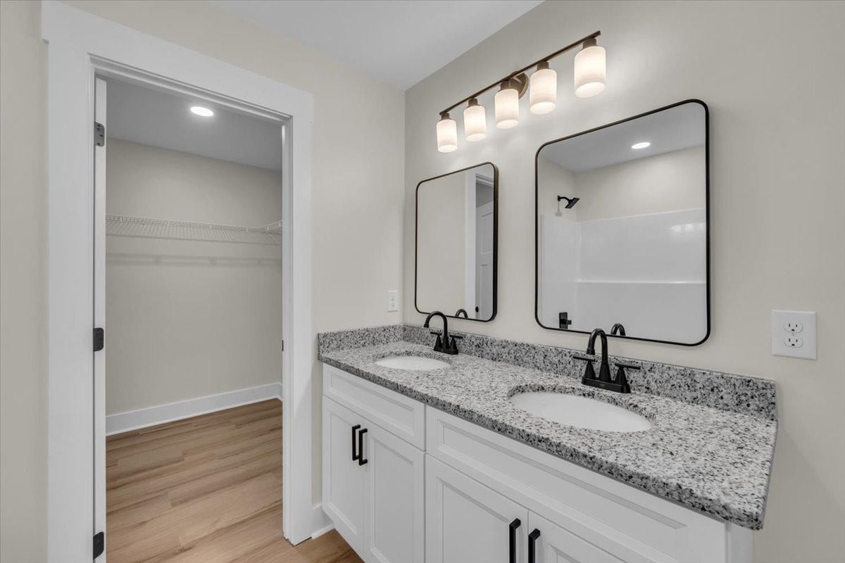 104 Pratts Aly, Columbia, TN 38401 Double vanity!