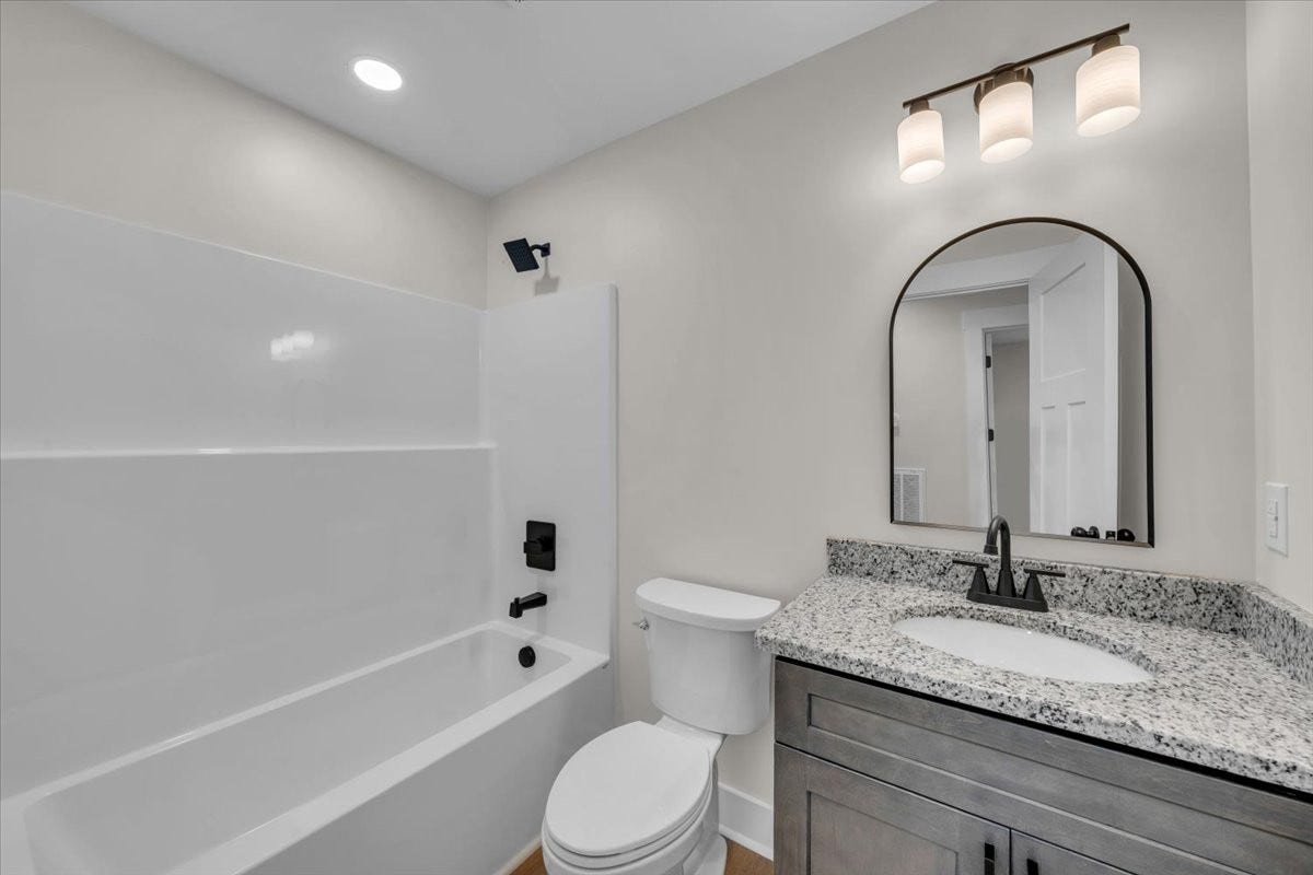 104 Pratts Aly, Columbia, TN 38401 Wonderful Main Bathroom!