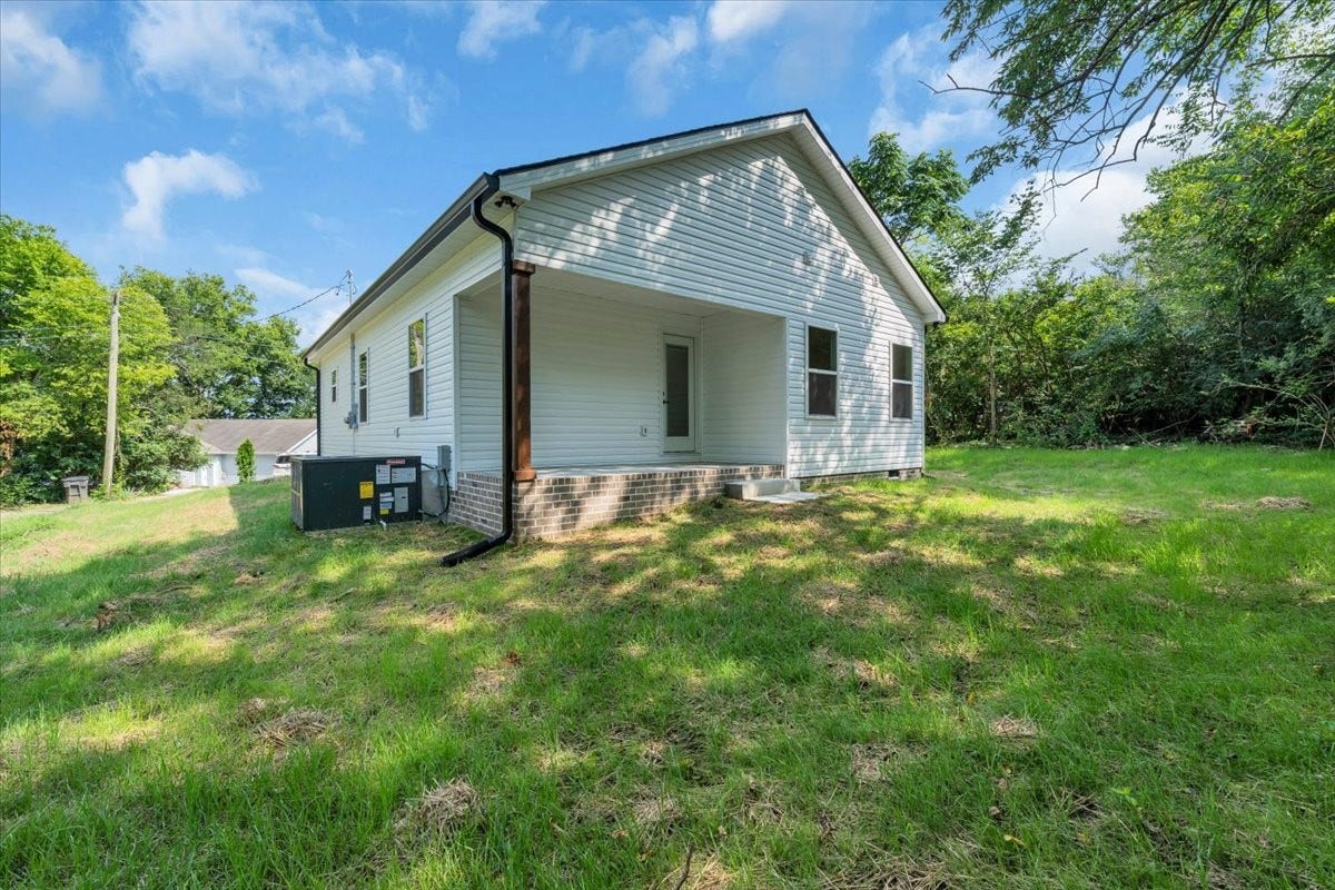 104 Pratts Aly, Columbia, TN 38401 Such a nice area for kids or dogs!