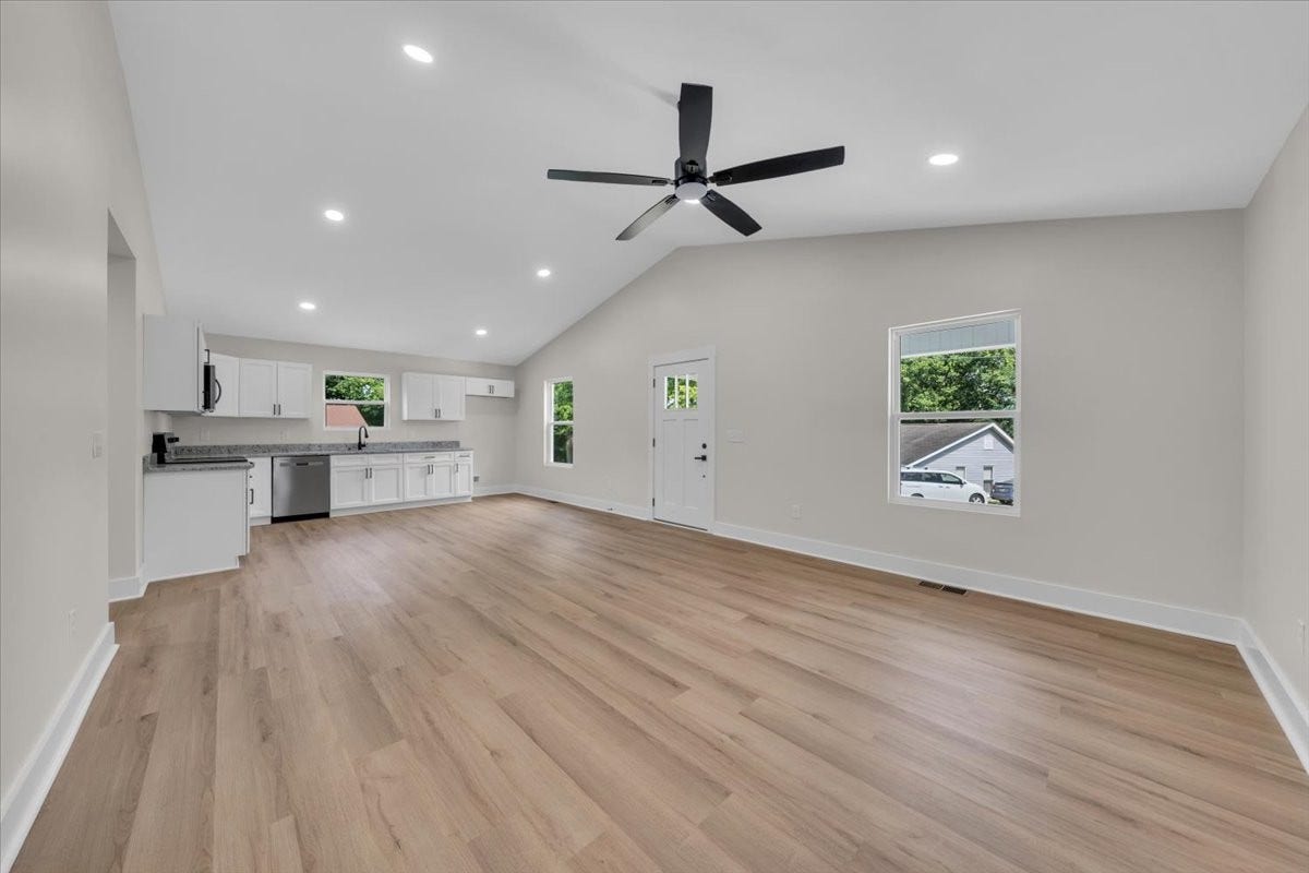 104 Pratts Aly, Columbia, TN 38401 Nice and open with lots of natural light!