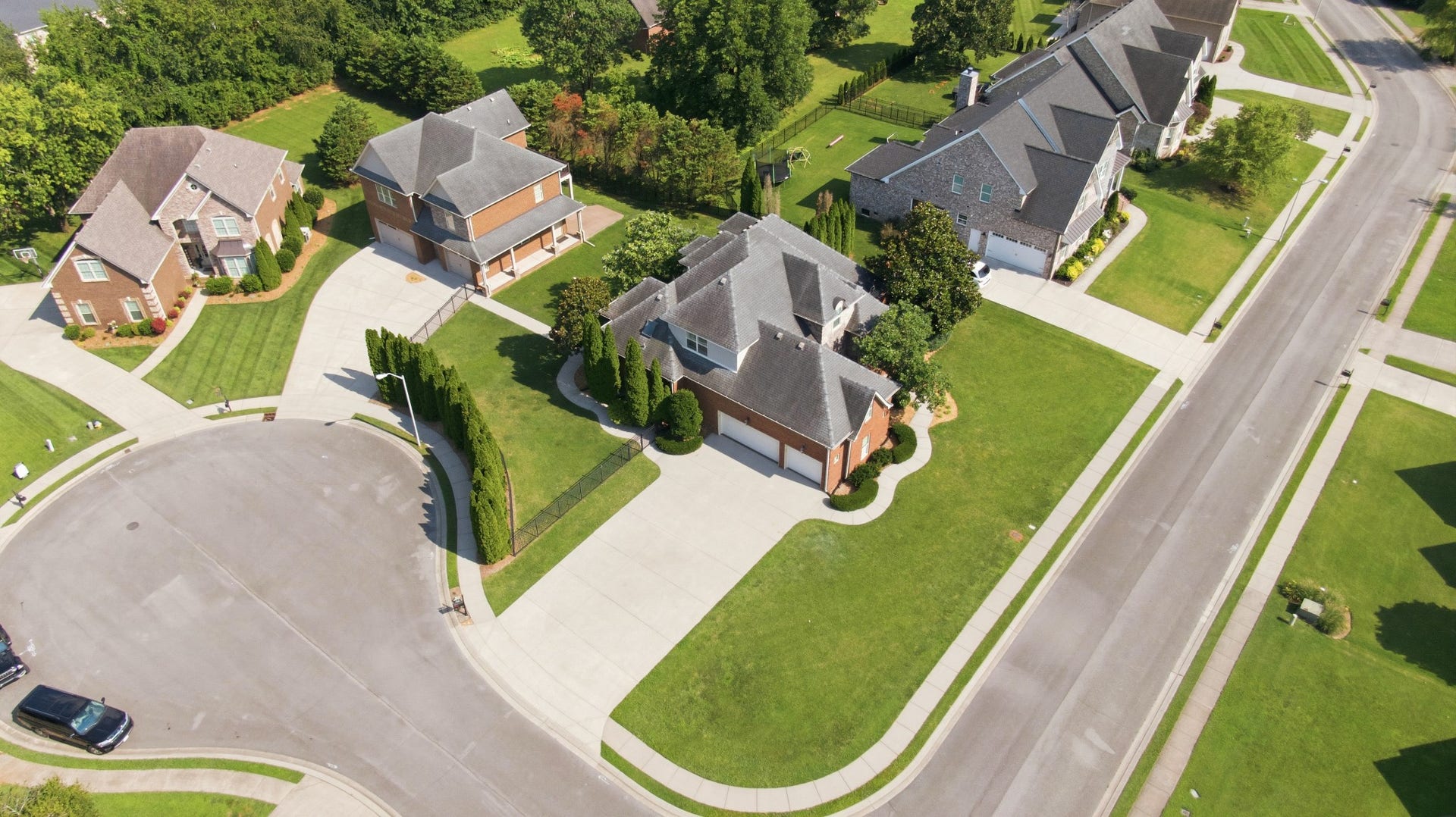 2926 Frank Robinson Dr, Murfreesboro, TN 37130 Main house is located on a corner lot with guest house in the cove