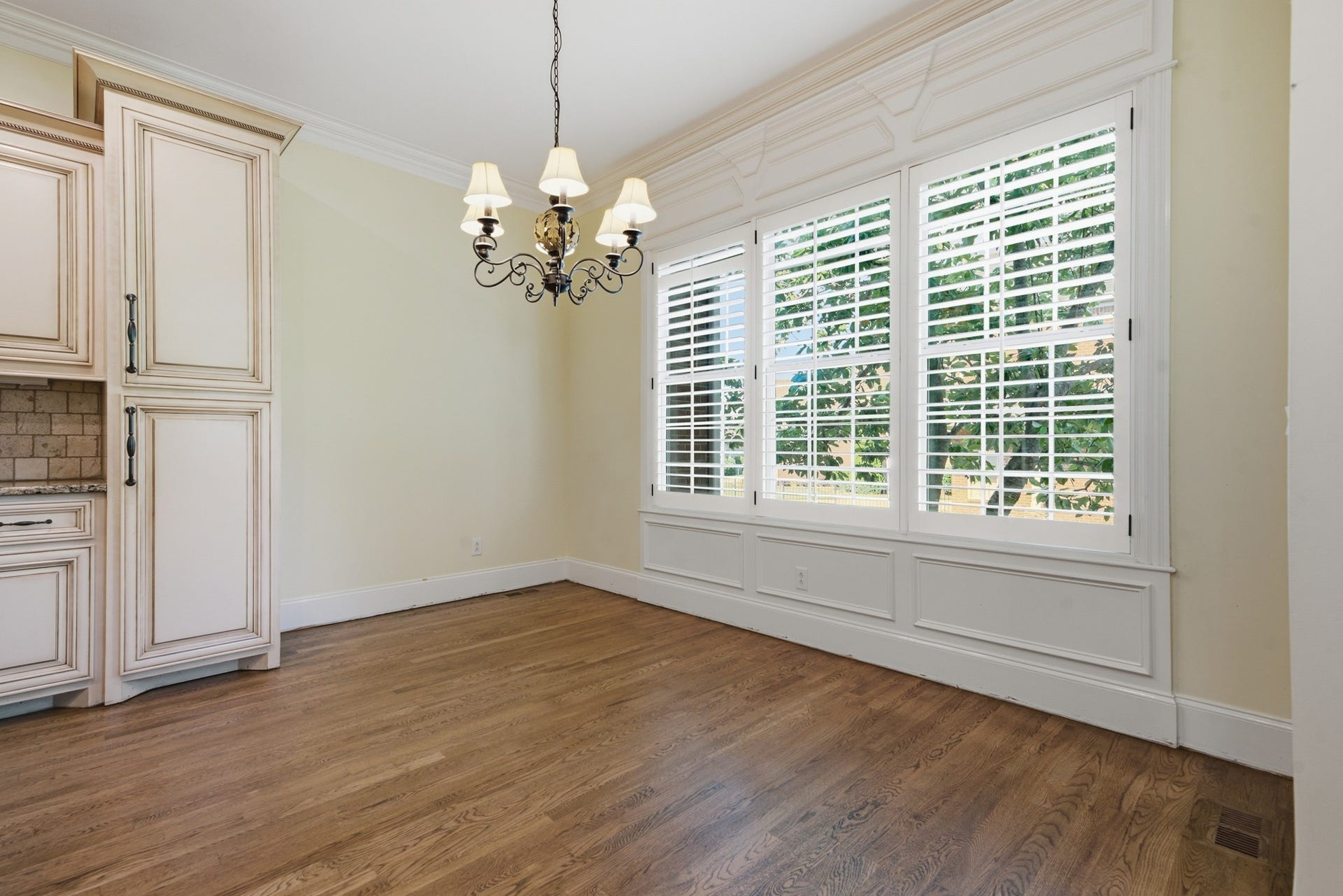 2926 Frank Robinson Dr, Murfreesboro, TN 37130 Home features space for an eat-in kitchen and separate formal dining area