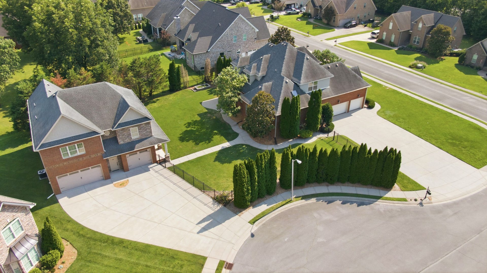 2926 Frank Robinson Dr, Murfreesboro, TN 37130 Each house has a separate, extra large driveway
