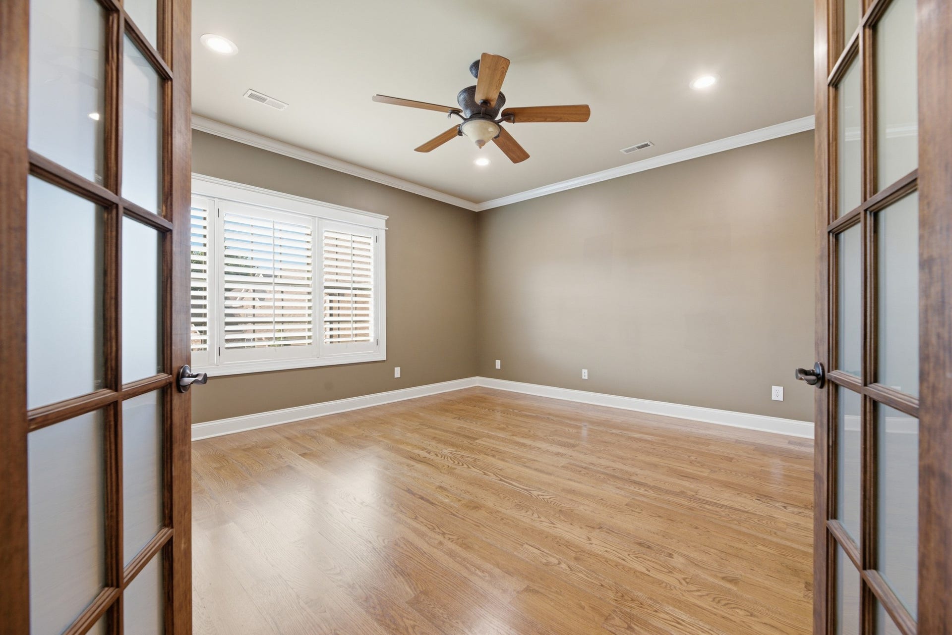 2926 Frank Robinson Dr, Murfreesboro, TN 37130 Bedroom #1 in guest house would also make a great home office, study, or more.