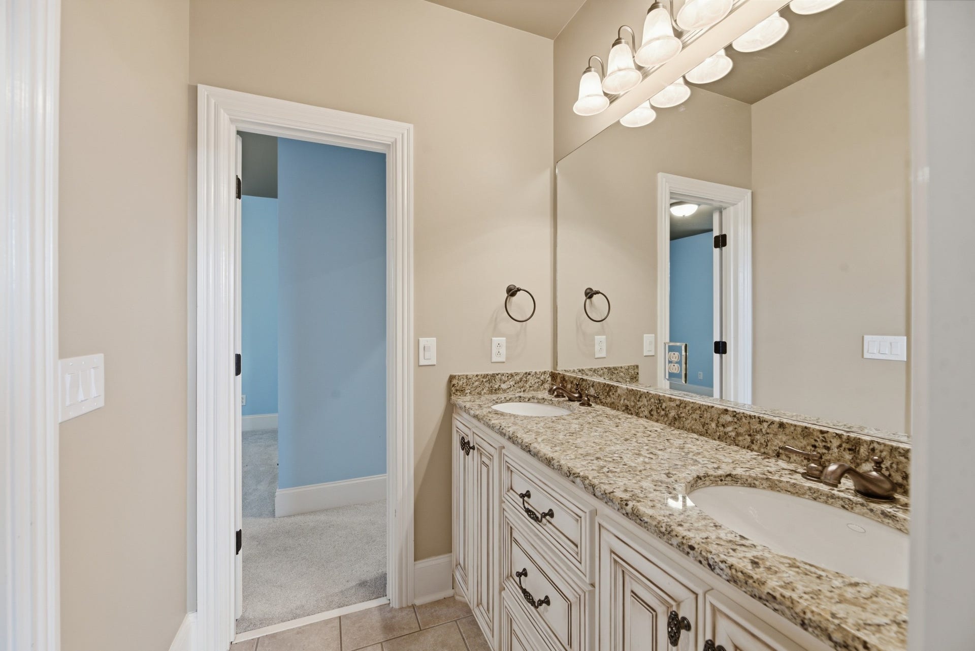 2926 Frank Robinson Dr, Murfreesboro, TN 37130 Jack & Jill bath between other 2 upstairs bedrooms