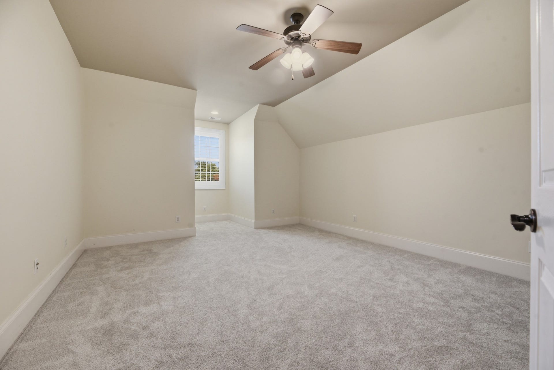 2926 Frank Robinson Dr, Murfreesboro, TN 37130 Extra flexibility available with this spacious bonus room