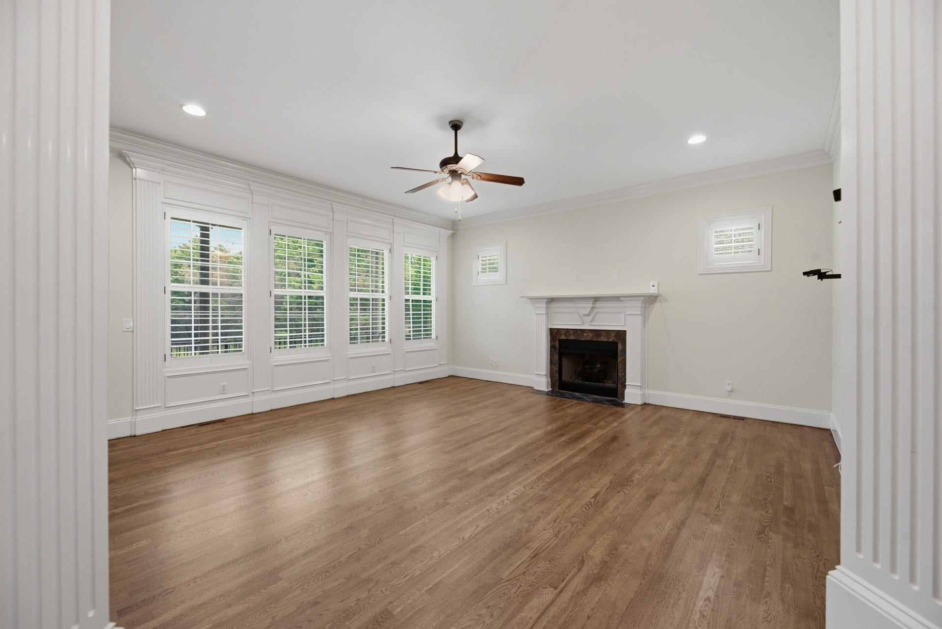 2926 Frank Robinson Dr, Murfreesboro, TN 37130 Spacious living room with fireplace