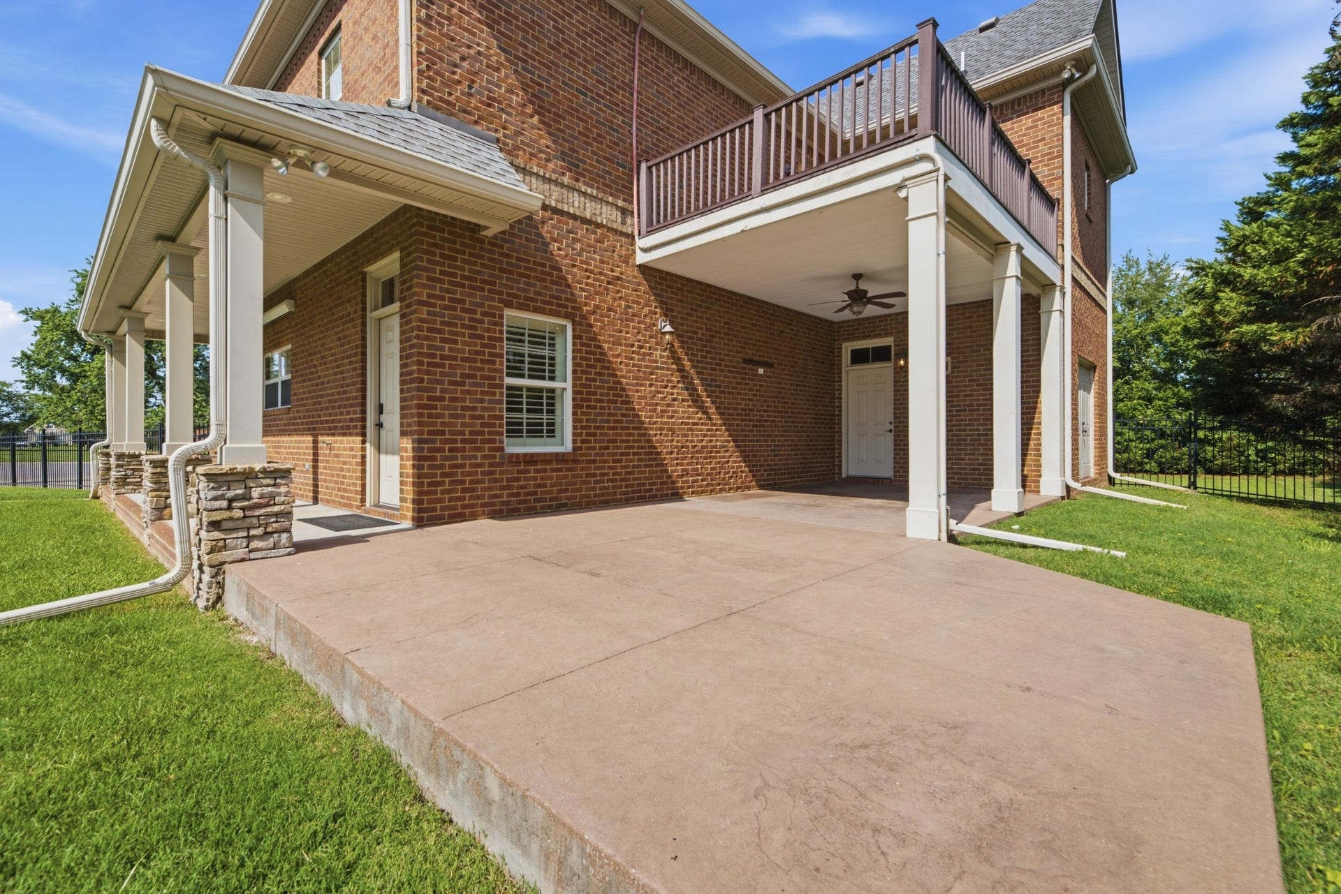 2926 Frank Robinson Dr, Murfreesboro, TN 37130 Guest house features covered porch and open deck for full enjoyment of the outdoors