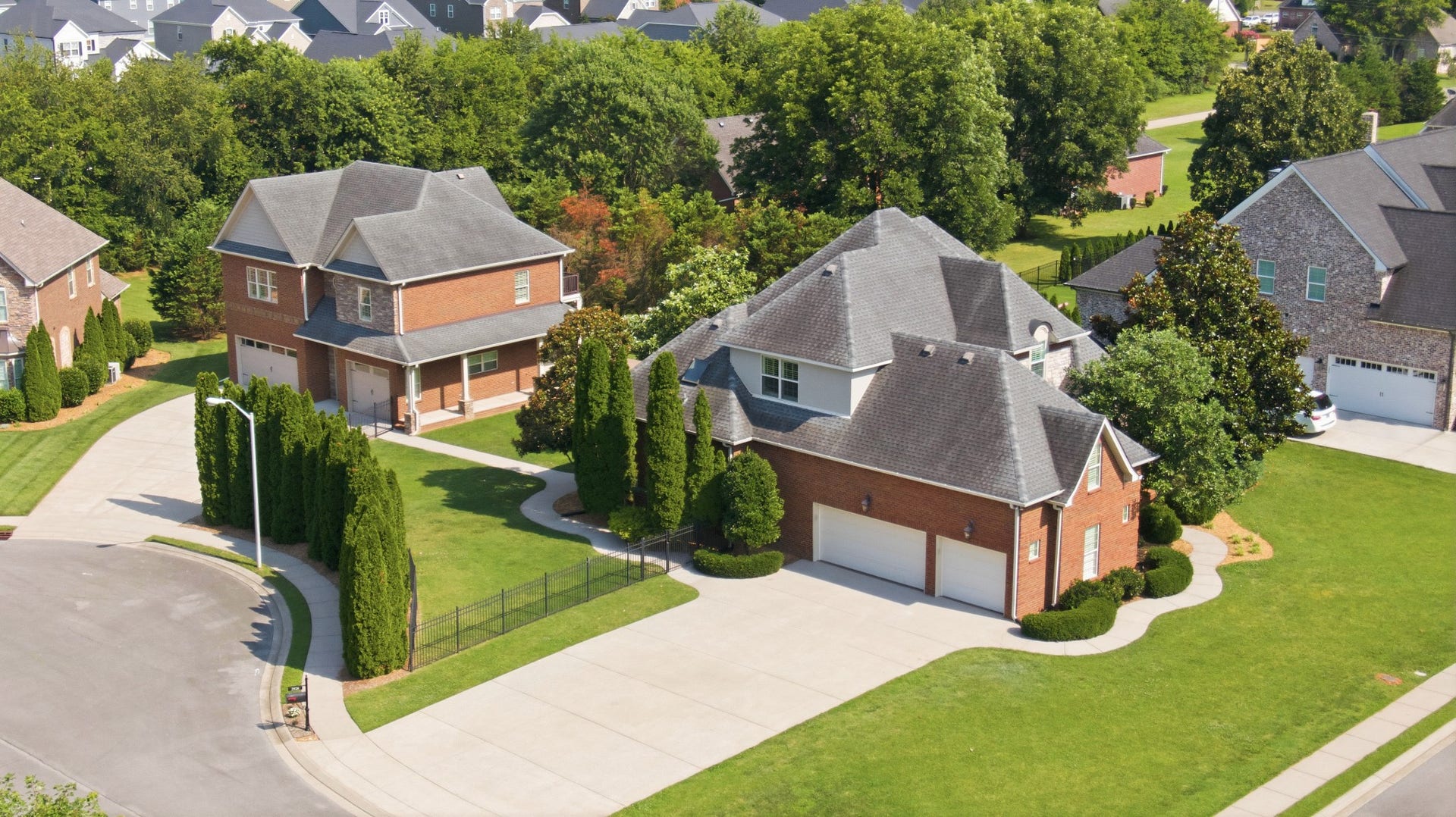 2926 Frank Robinson Dr, Murfreesboro, TN 37130 This home offers the ultimate flexibility in space with main house on right and guest house on left.