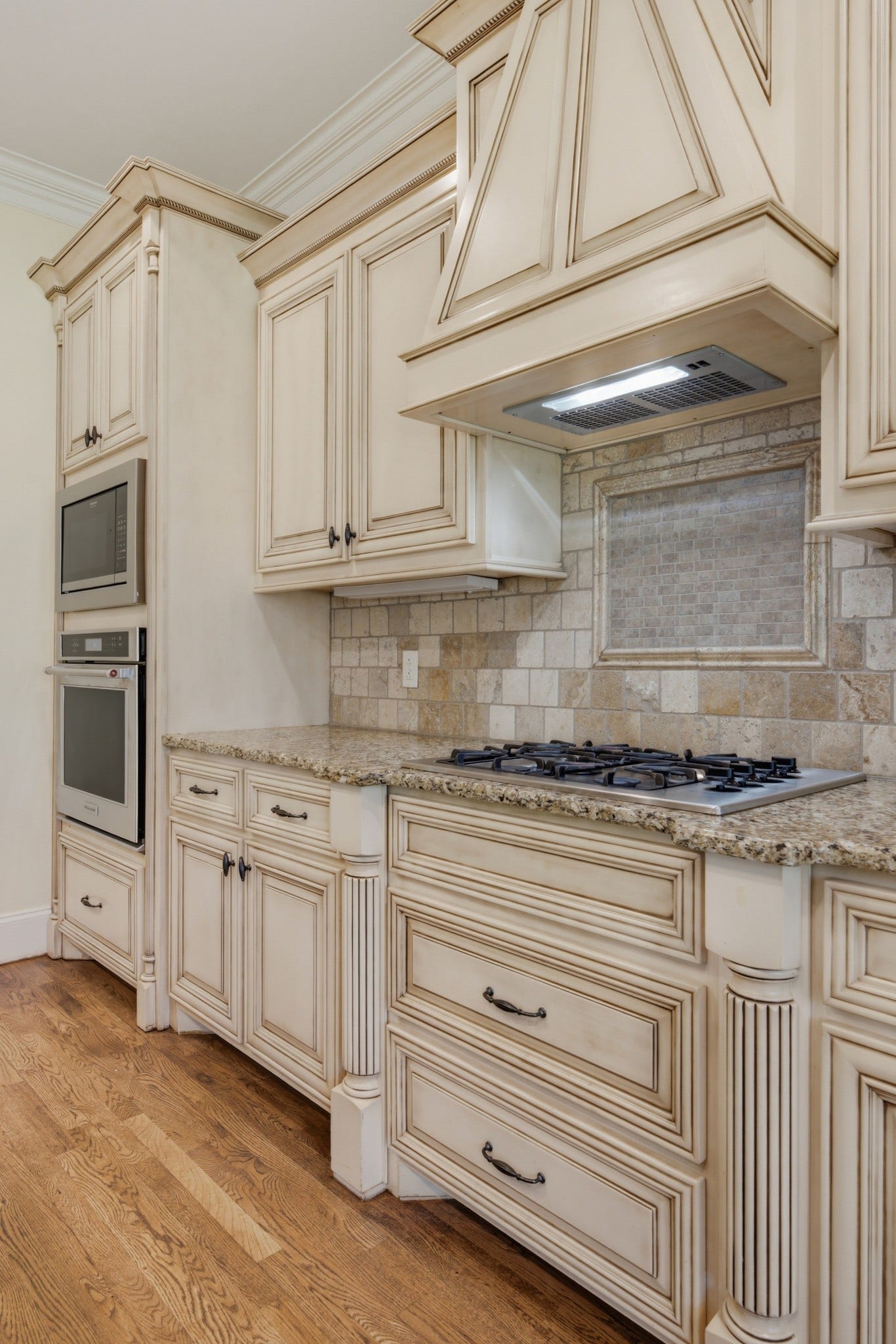 2926 Frank Robinson Dr, Murfreesboro, TN 37130 Gas cooktop with built-in oven