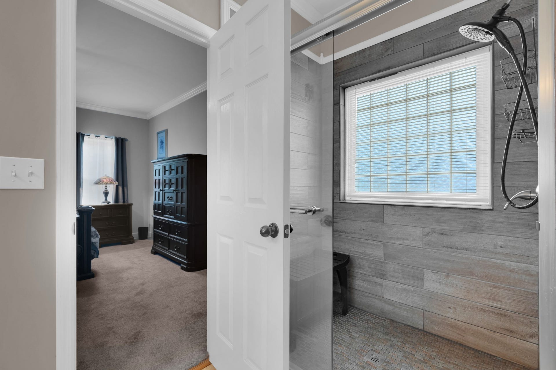 621 Big Oak Dr, Manchester, TN 37355 Spacious tiled shower.