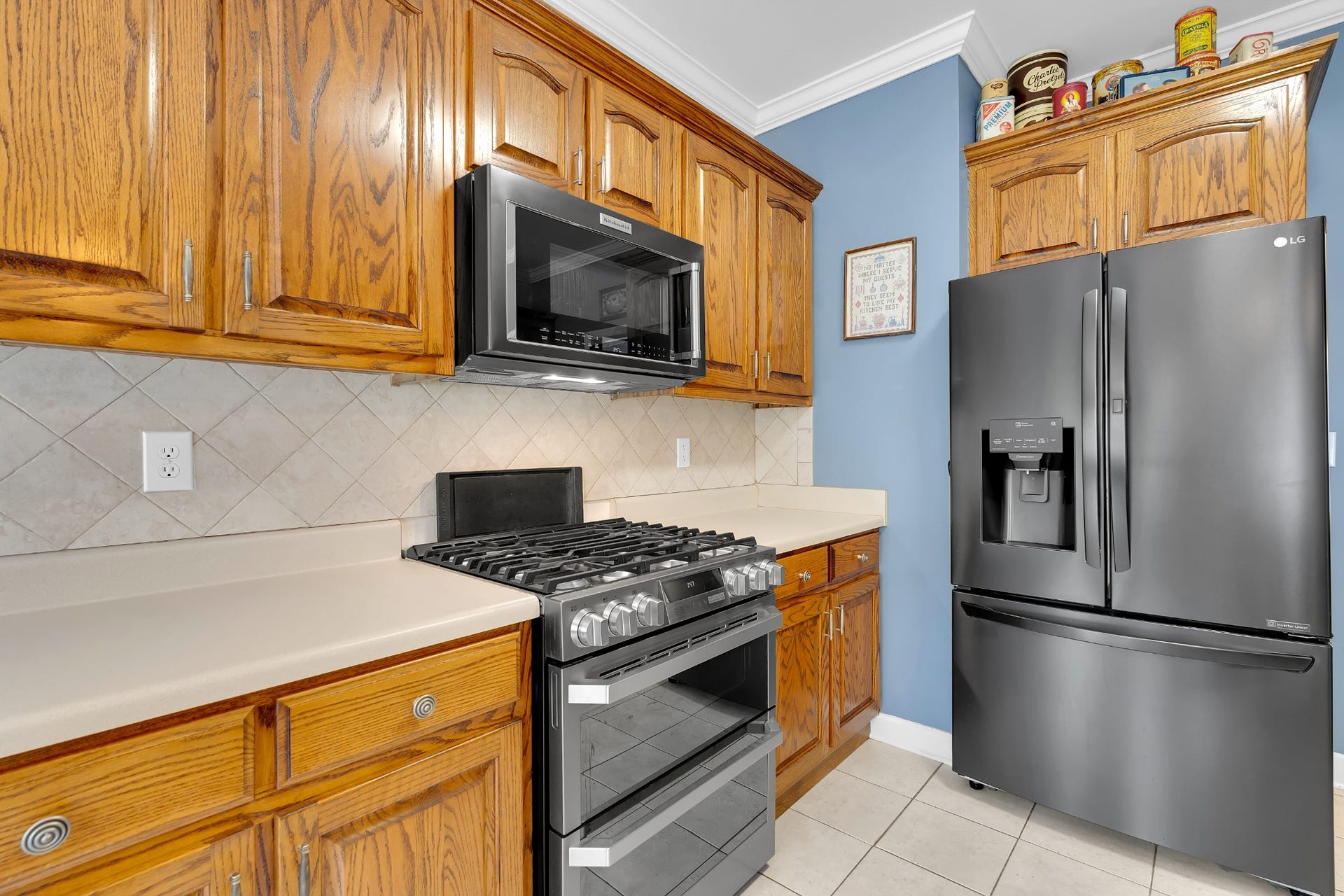 621 Big Oak Dr, Manchester, TN 37355 Combination electric oven (convection and regular) with gas cooktop.