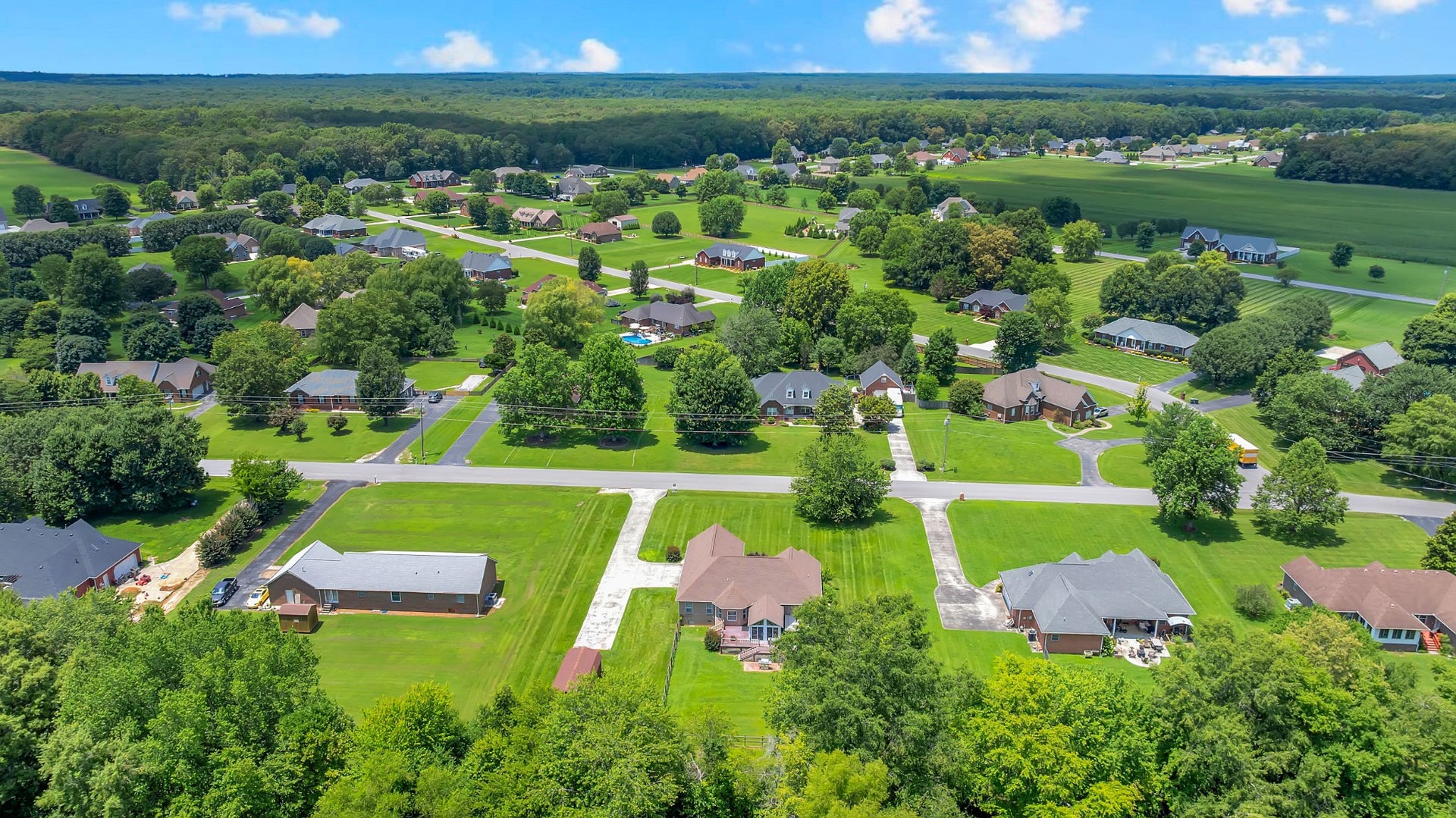 621 Big Oak Dr, Manchester, TN 37355 Quiet community living!