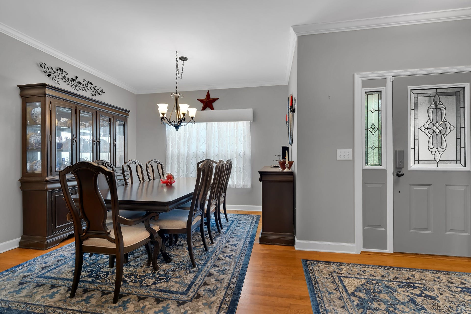621 Big Oak Dr, Manchester, TN 37355 Formal Dinning for those special occasions.