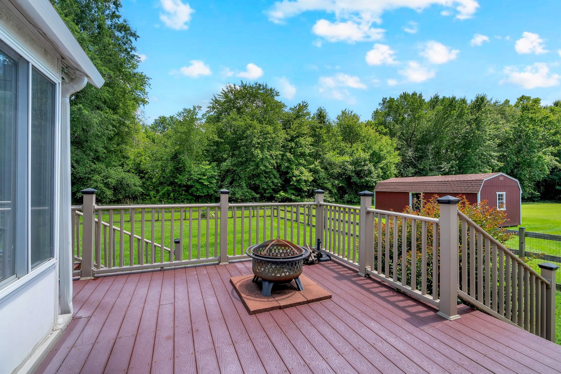 621 Big Oak Dr, Manchester, TN 37355 Deck for entertaining.