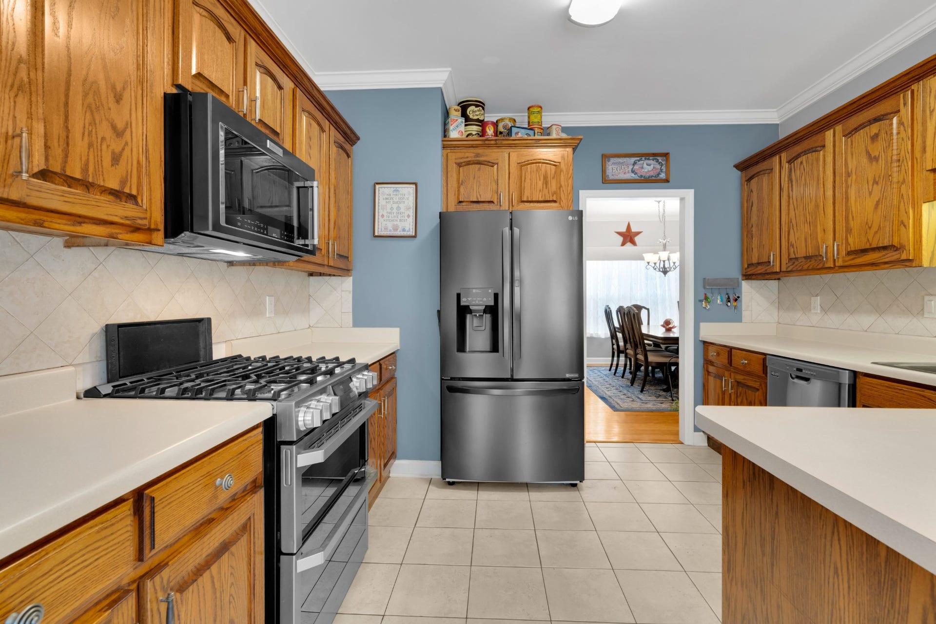 621 Big Oak Dr, Manchester, TN 37355 Spacious kitchen with stainless appliances.