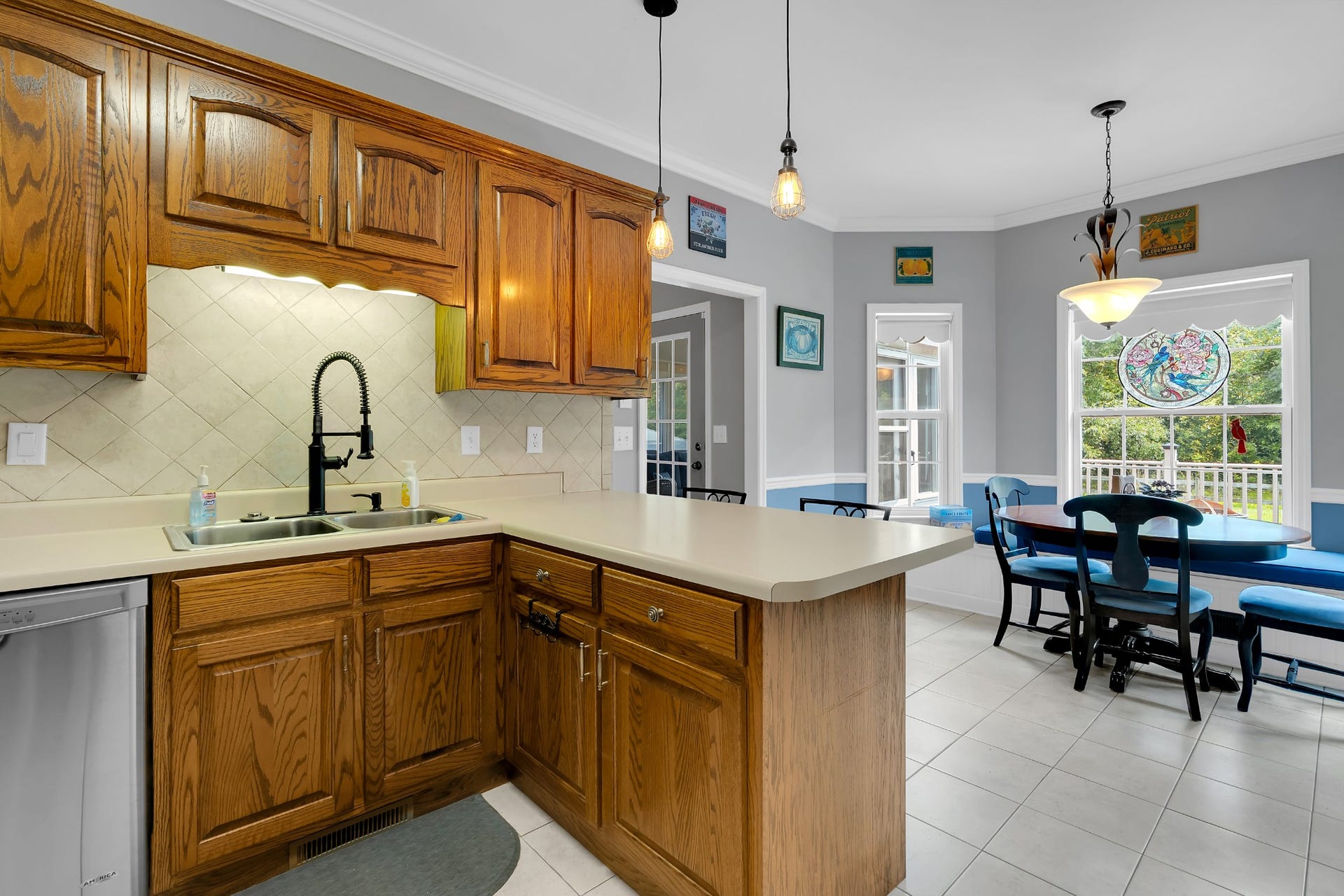 621 Big Oak Dr, Manchester, TN 37355 Enjoy the morning with Breakfast/Coffee nook next to kitchen.