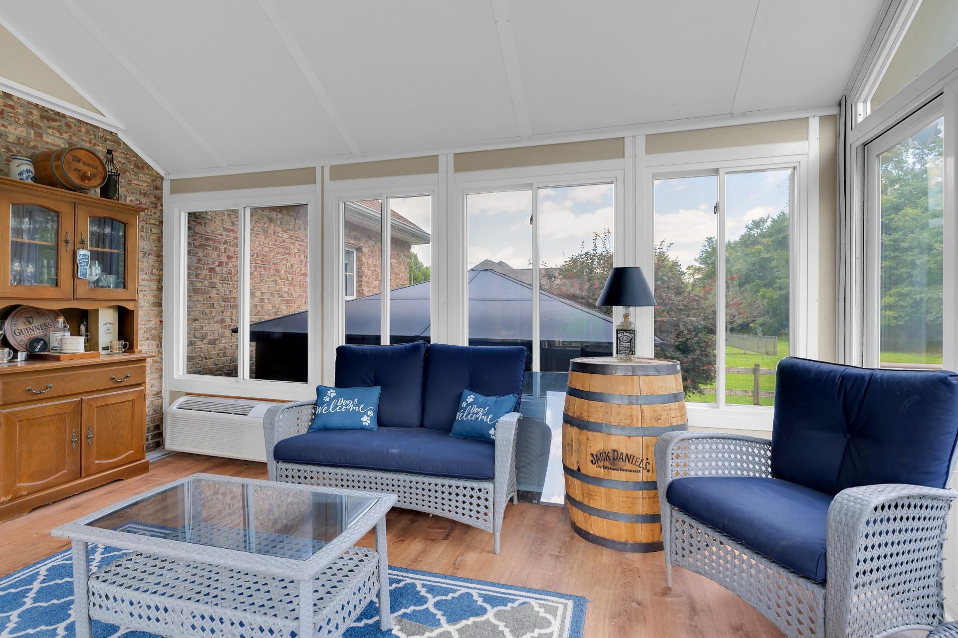 621 Big Oak Dr, Manchester, TN 37355 Amazing 4 season sun room! Has new HVAC unit.