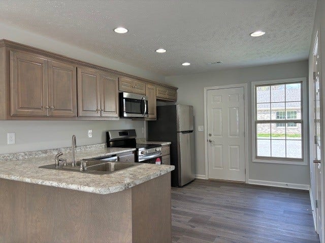 157 Hunt St, Manchester, TN 37355 Kitchen w/ breakfast counter