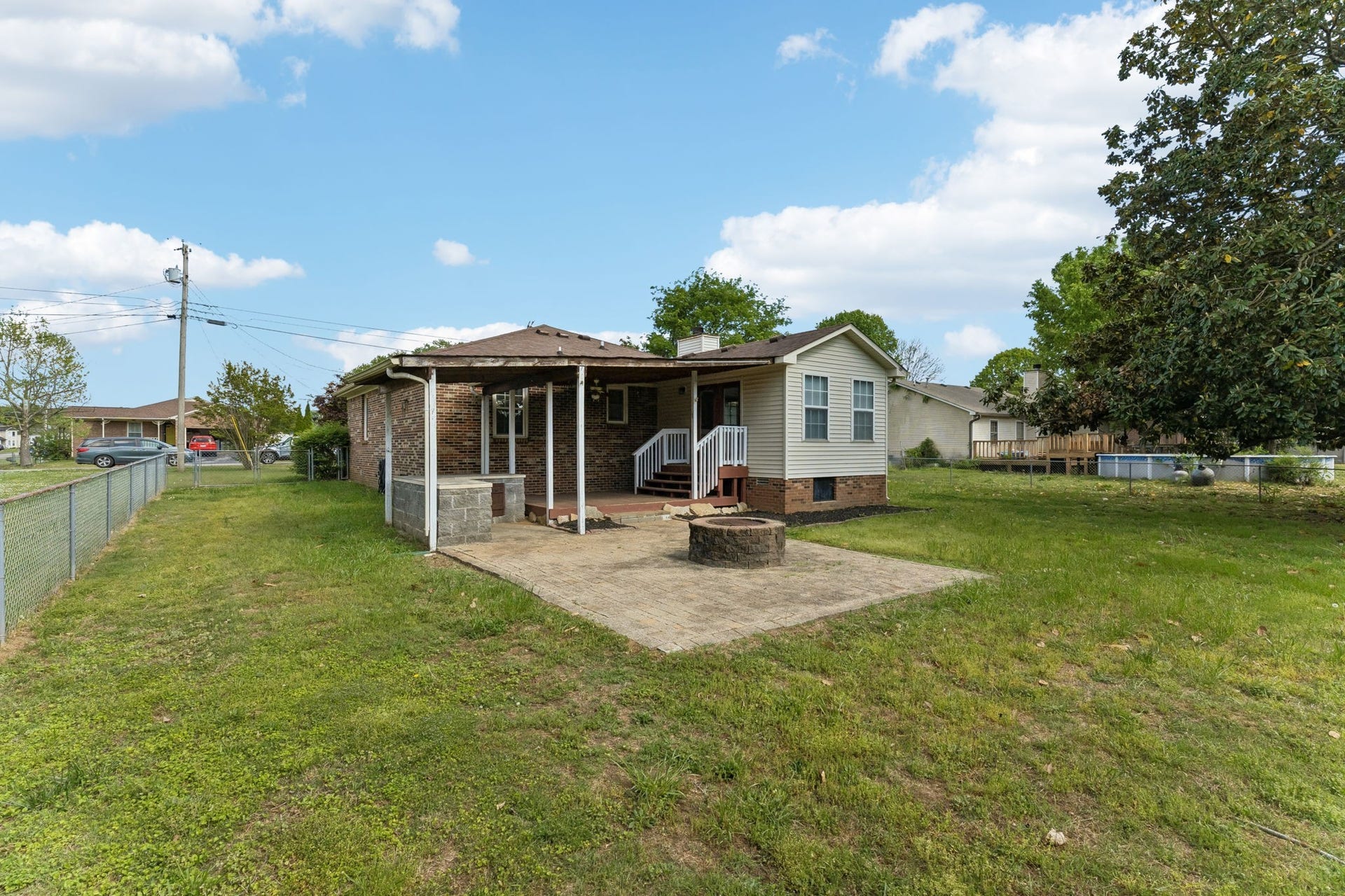 1646 Lillian Cir, Columbia, TN 38401 Back Patio with Fire Pit!