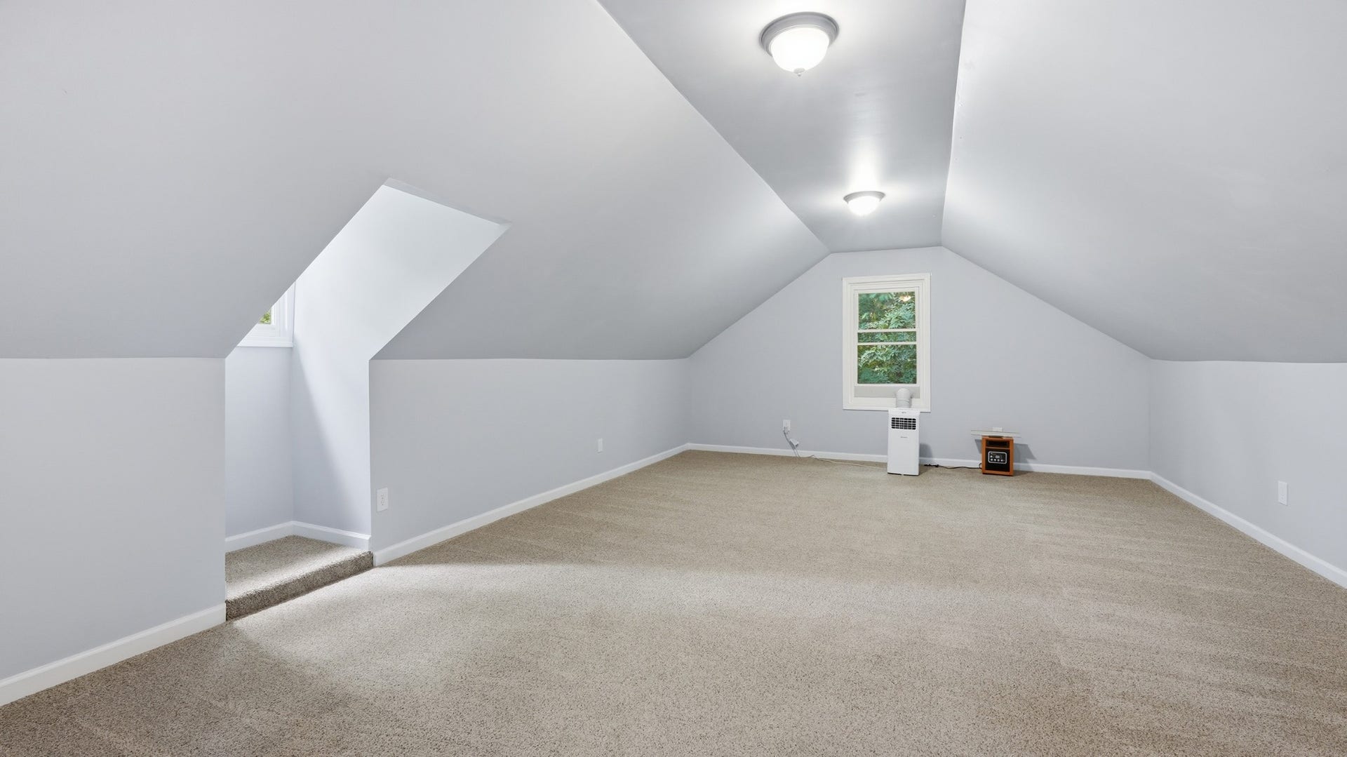 134 Starlight Trl, Manchester, TN 37355 Bonus room upstairs - has portable a/c and portable heat.
(not connected to central HVAC)